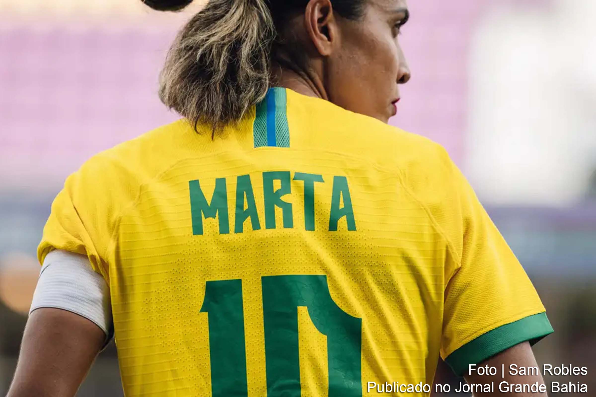 Marta, reconhecida como uma das maiores jogadoras da história do futebol feminino, venceu o primeiro Prêmio Marta da FIFA, criado para destacar o melhor gol da modalidade. O prêmio foi concedido a um de seus lances marcados em 2024, escolhido por votação de torcedores e especialistas.