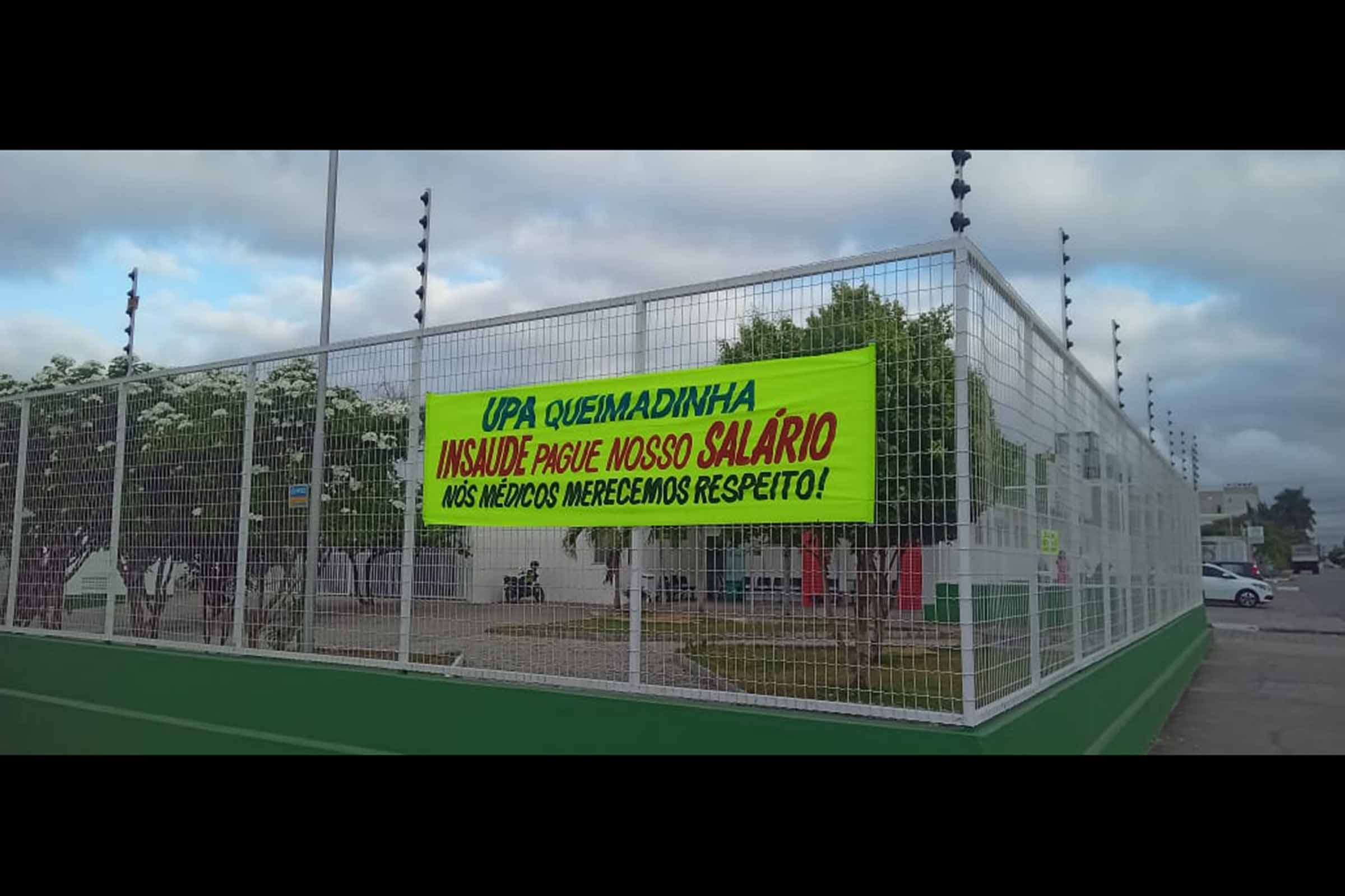 Faixa de protesto fixada na Unidade de Pronto Atendimento (UPA) Queimadinha destaca reivindicação de profissionais da saúde contratados via Pessoa Jurídica.