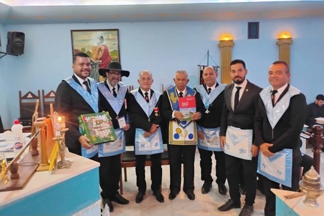 Membros da Loja Maçônica Harmonia, Luz e Sigilo nº 46 apresentam homenagem recebida da Seduc de Feira de Santana.
