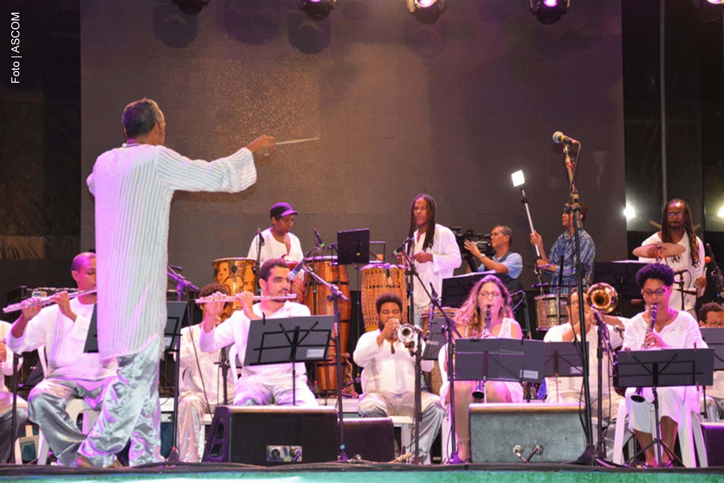 A Prefeitura de Feira de Santana encaminhou à Câmara Municipal o Projeto de Lei Nº 025/2024, que trata da criação da Orquestra Sinfônica Municipal de Feira de Santana (OSIFS). A proposta prevê a formação de um grupo musical para promover ensino e prática da música, com seleção pública de integrantes e financiamento via orçamento municipal e parcerias.