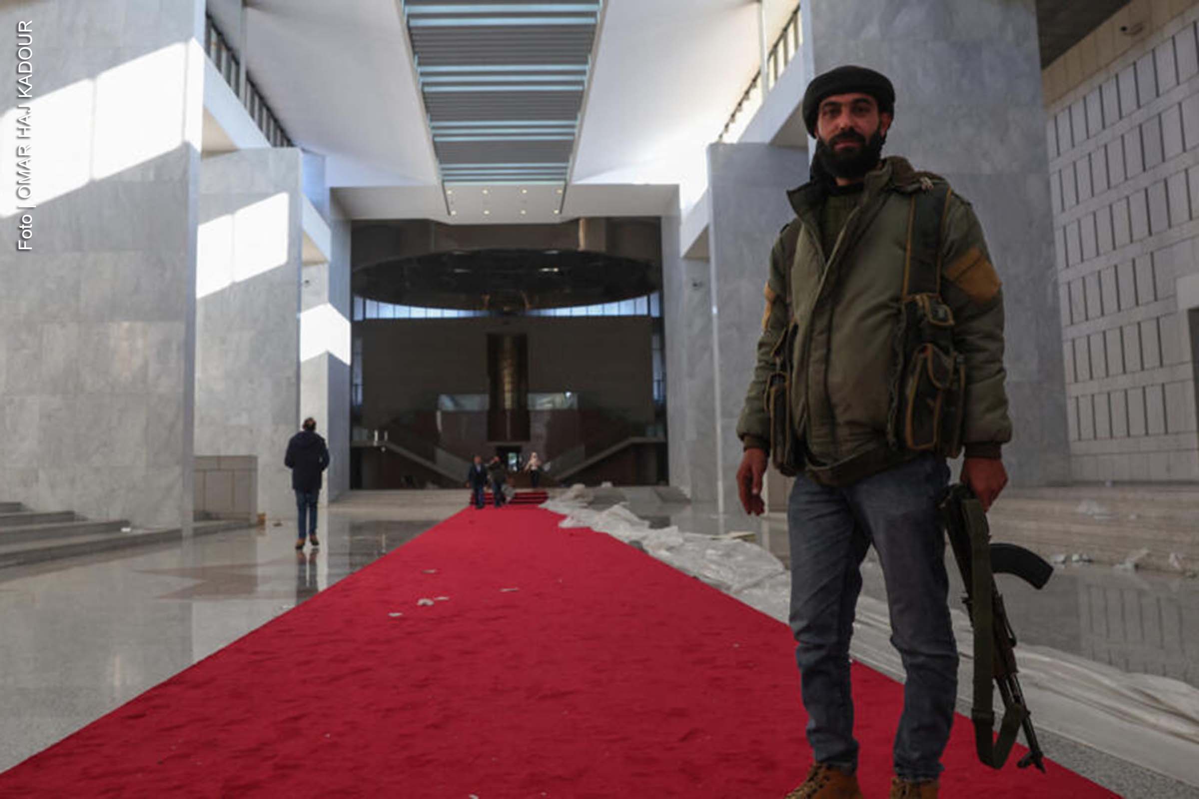 O presidente sírio deposto, Bashar al-Assad, chegou à Rússia com sua família, recebendo asilo político das autoridades russas. Moscou, que mantém estreitas relações com o regime sírio, solicitou uma reunião de emergência do Conselho de Segurança da ONU para discutir as consequências da queda do governo sírio.