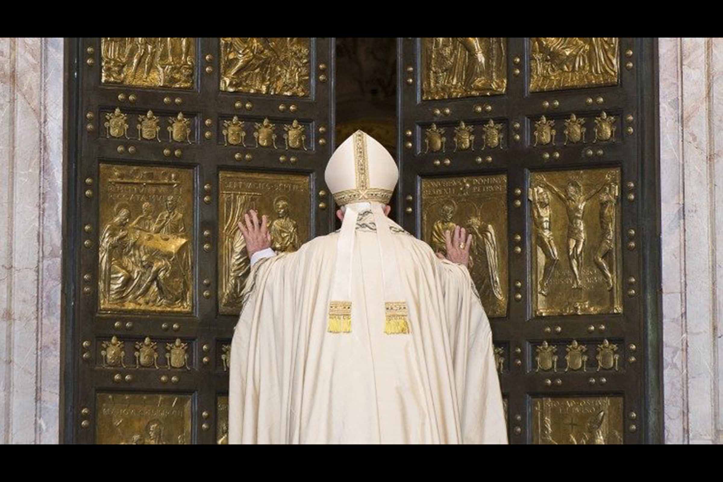 Papa Francisco abre a Porta Santa do Jubileu da Misericórdia em 8 de dezembro de 2015.