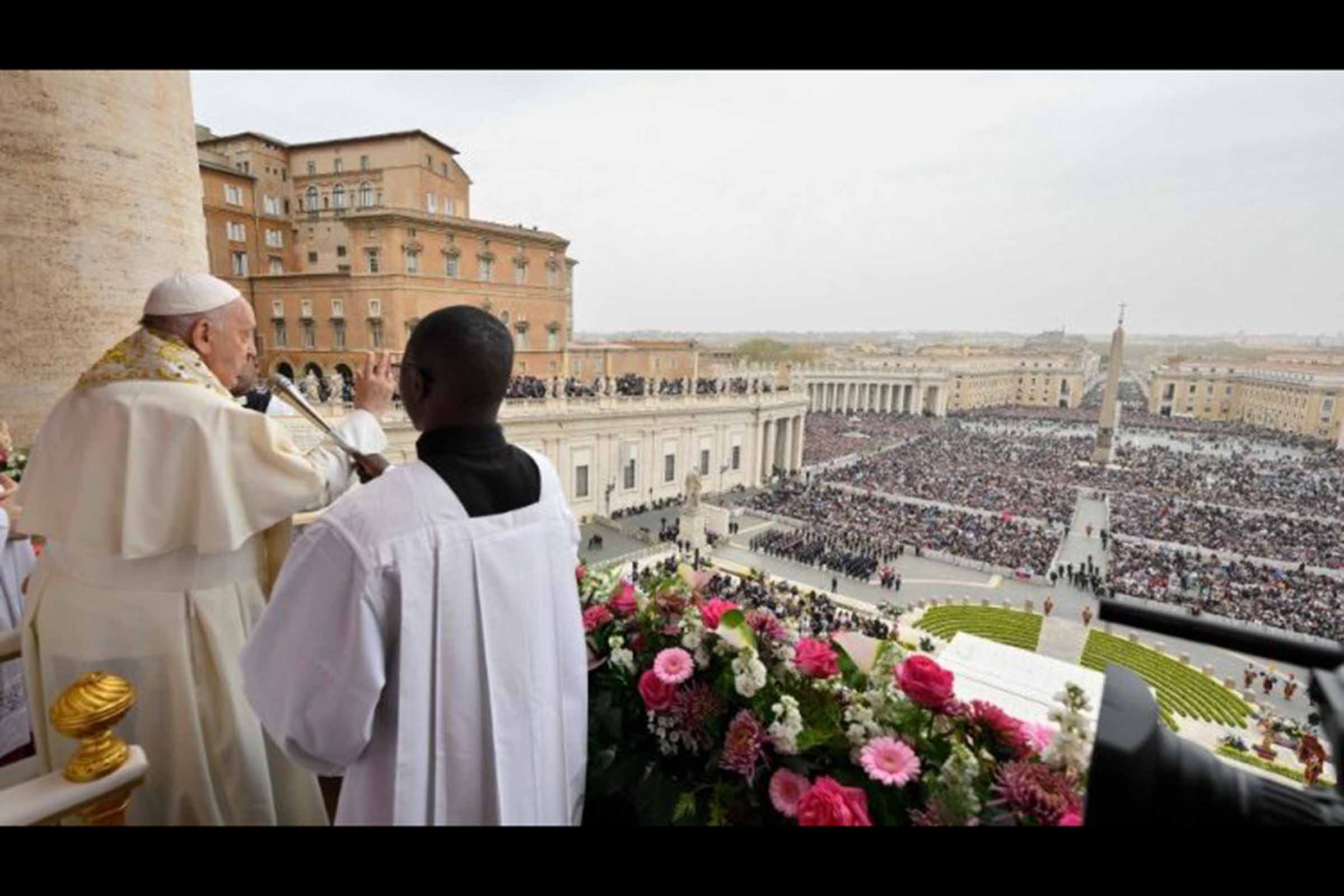 Papa Francisco conduz oração pela paz na Praça de São Pedro, durante a Audiência Geral de outubro de 2024.