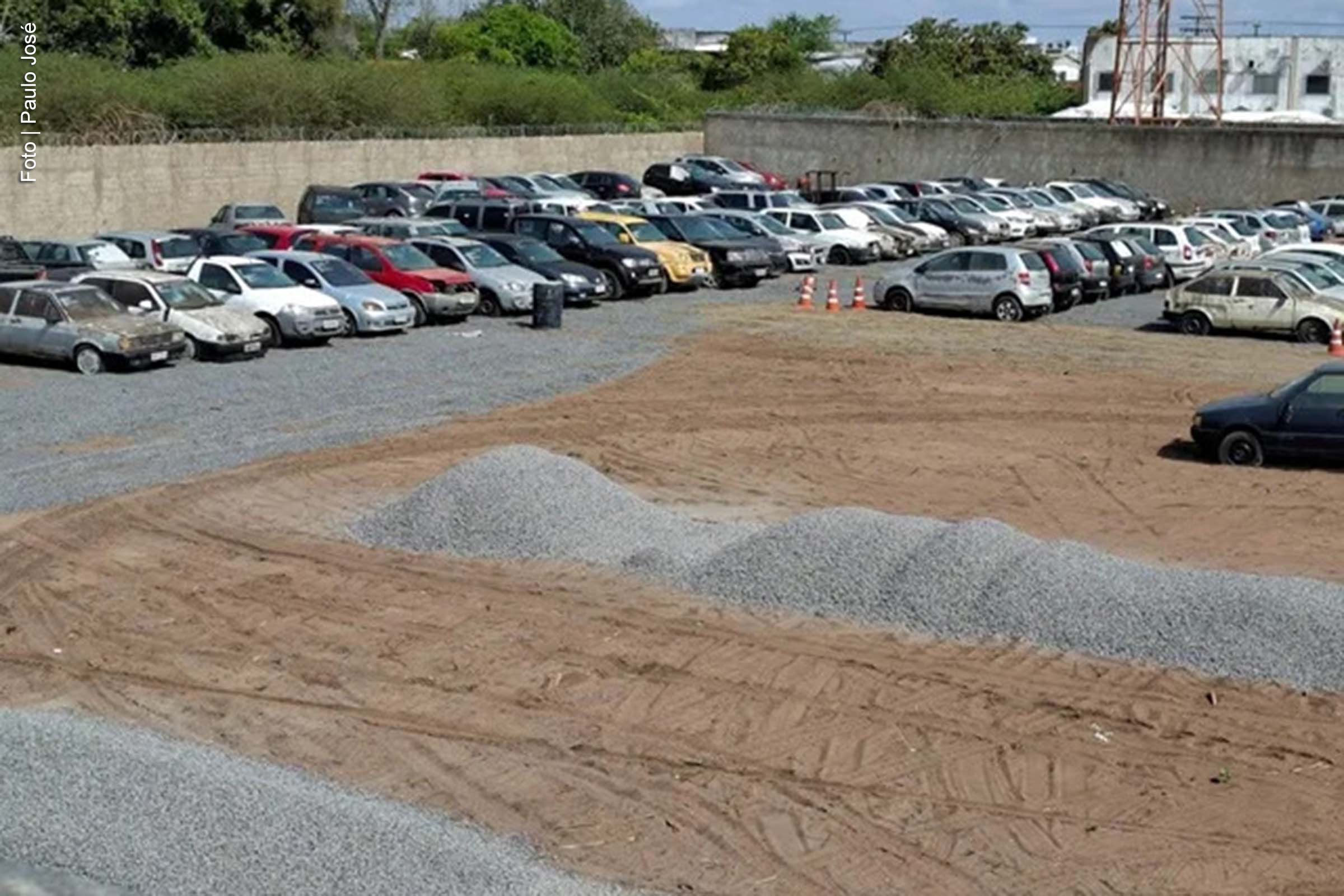 A Câmara de Feira de Santana aprovou uma mudança na Lei Complementar 118/2018, proibindo a instalação e operação de pátios para depósito de veículos apreendidos em áreas residenciais. A legislação também estabelece critérios ambientais e sanitários para esses empreendimentos e aguarda sanção do Poder Executivo.