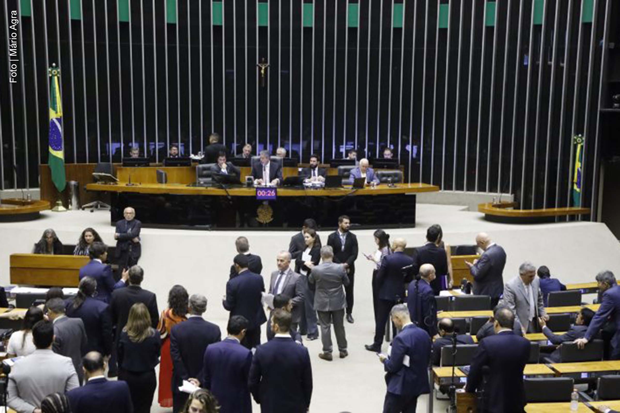 A Câmara dos Deputados aprovou o projeto de lei que torna hediondo o homicídio cometido em razão da condição de idoso. A proposta, que também classifica o crime como homicídio qualificado, aumenta a pena para até 30 anos e segue agora para análise no Senado.