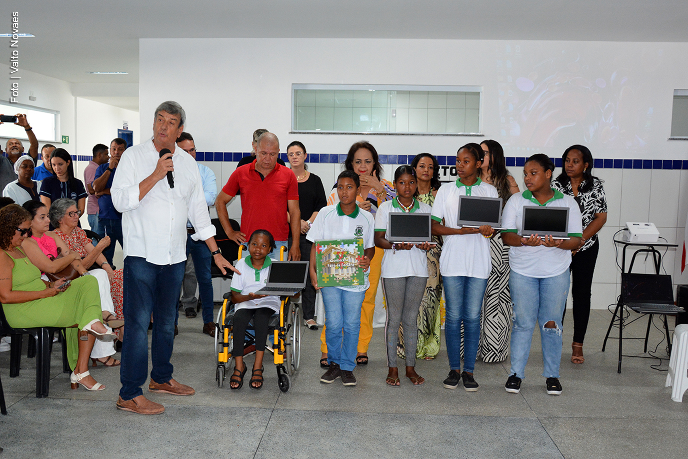 A Prefeitura de Feira de Santana inaugurou, nesta terça-feira (17), a nova Escola Municipal Faustino Dias Lima, no Conjunto Feira VII. A unidade escolar, que atenderá até 1.120 alunos, representa um avanço significativo em relação à antiga estrutura, oferecendo uma infraestrutura moderna e mais ampla. O investimento de mais de R$ 3 milhões reflete o compromisso com a educação pública de qualidade.