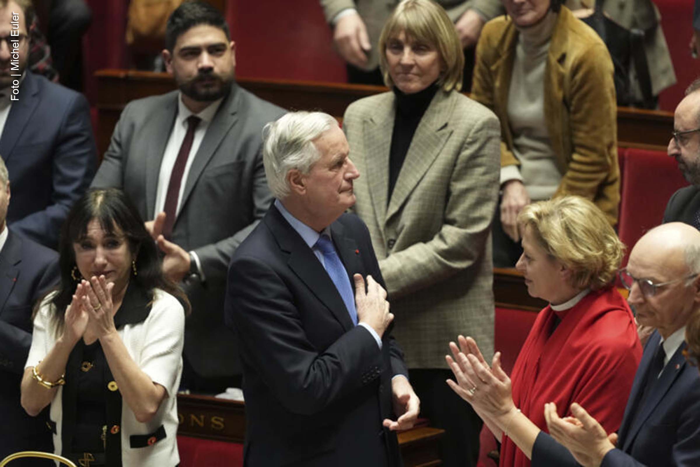 Michel Barnier apresentou sua renúncia ao presidente Emmanuel Macron nesta quinta-feira (5), após a aprovação de uma moção de censura que encerrou seu governo de 91 dias. A decisão da Assembleia Nacional reflete tensões políticas que enfraquecem a estabilidade do governo francês.
