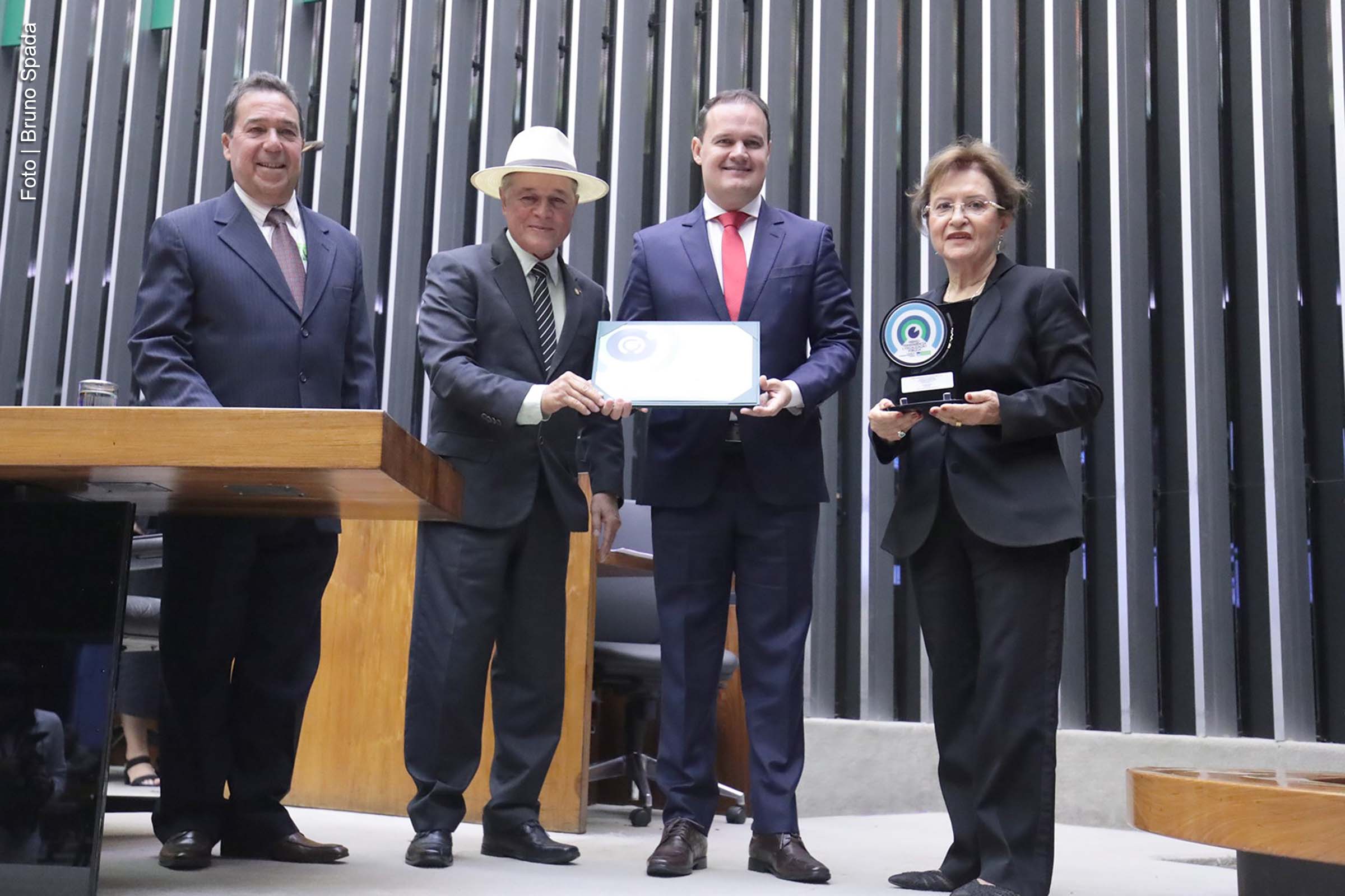 O ex-governador Waldir Pires, "in memoriam", e o prefeito de Amargosa, Júlio Pinheiro, foram homenageados com o Prêmio Transparência e Fiscalização Pública 2024, concedido pela Comissão de Fiscalização Financeira e Controle da Câmara dos Deputados. A cerimônia ocorreu em sessão solene presidida pelo deputado Joseildo Ramos, em Brasília, destacando o compromisso com a gestão pública transparente.
