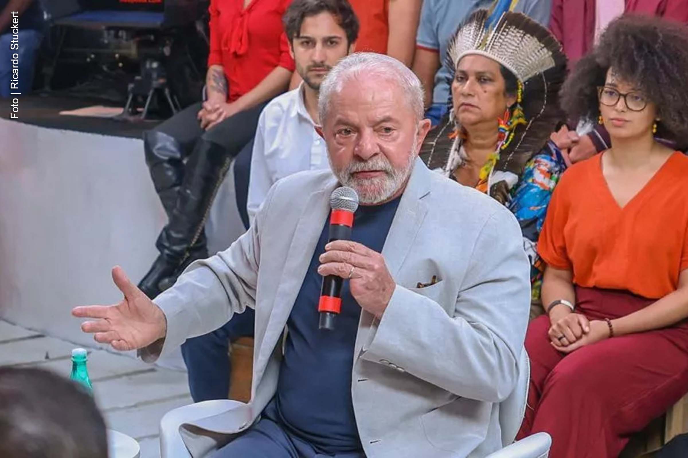 Durante o segundo dia do seminário nacional do Partido dos Trabalhadores, o presidente Luiz Inácio Lula da Silva comentou a pesquisa que revelou a reprovação de 90% do mercado financeiro ao seu governo. O presidente destacou que, apesar da reprovação, ele considera um avanço o apoio de 10% que seu governo recebe.