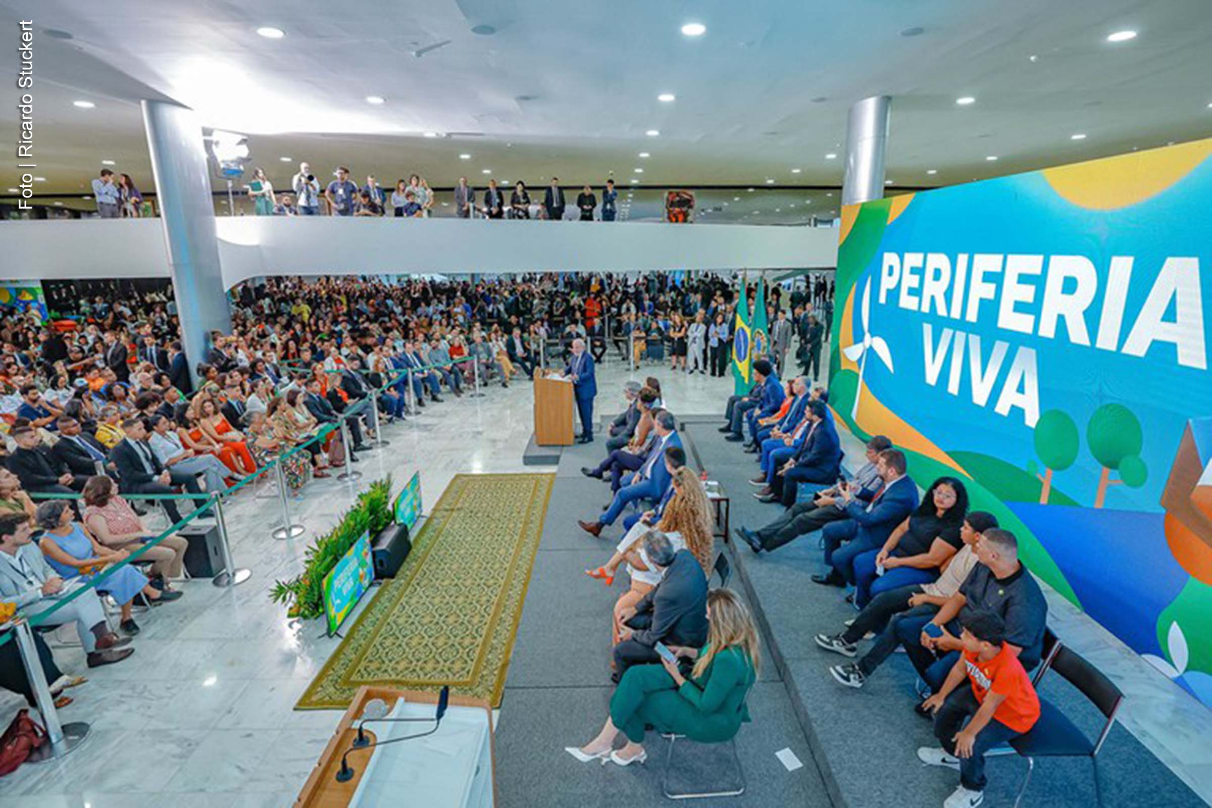 O presidente Luiz Inácio Lula da Silva comentou, nesta quinta-feira (28), durante o lançamento do programa Periferia Viva, sobre a ampliação da faixa de isenção do Imposto de Renda para quem recebe até R$ 5 mil mensais. Lula destacou que a medida beneficia mais de 70 milhões de pessoas e é parte de um esforço para equilibrar a política fiscal do país. A proposta será encaminhada ao Congresso para análise.