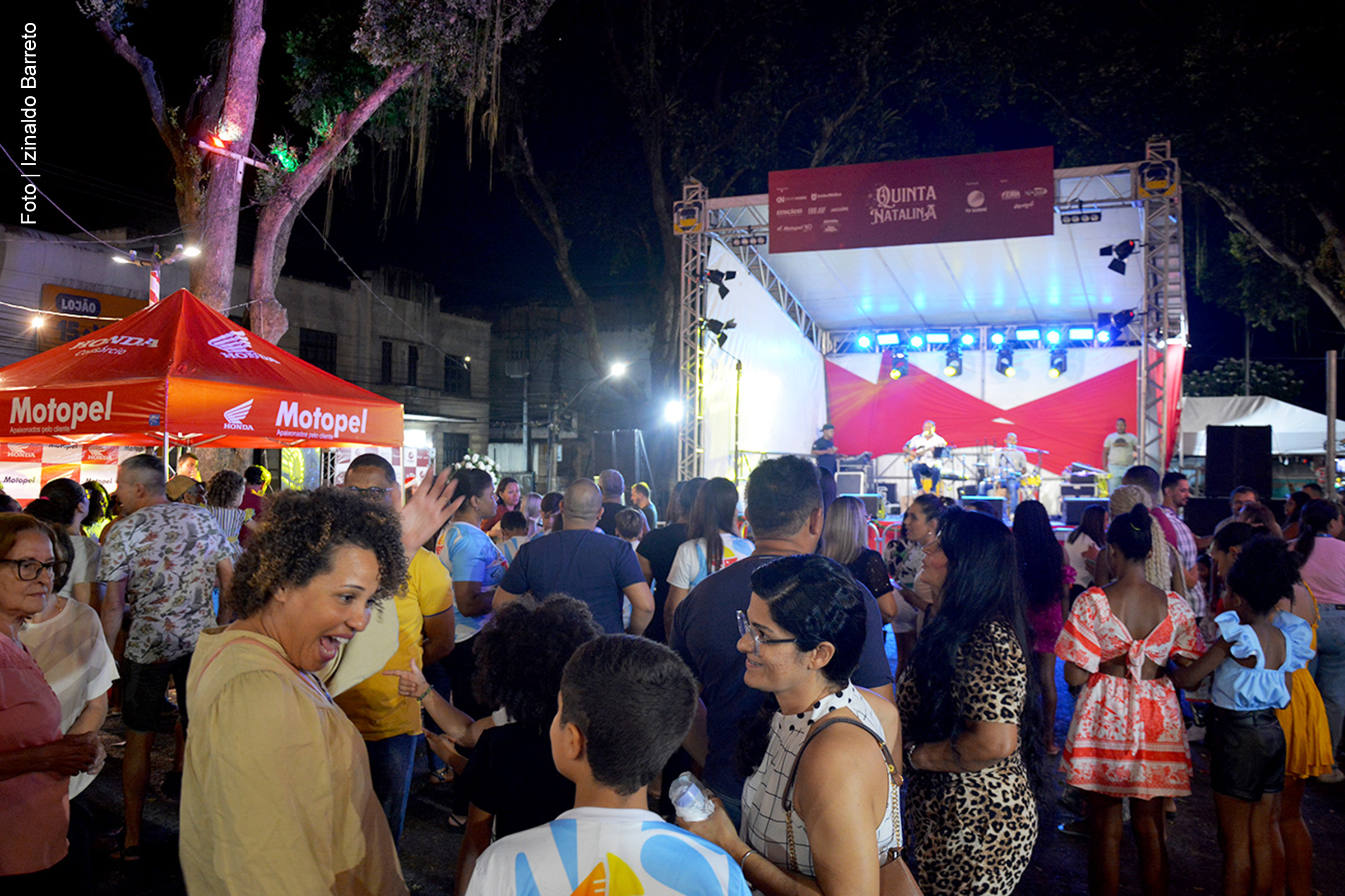 A Quinta Natalina, evento promovido pela TV Subaé em parceria com a Prefeitura de Feira de Santana, será realizada nesta quinta-feira (12). A programação inclui apresentações musicais, barracas de alimentação e uma exposição de ônibus decorados com luzes natalinas.