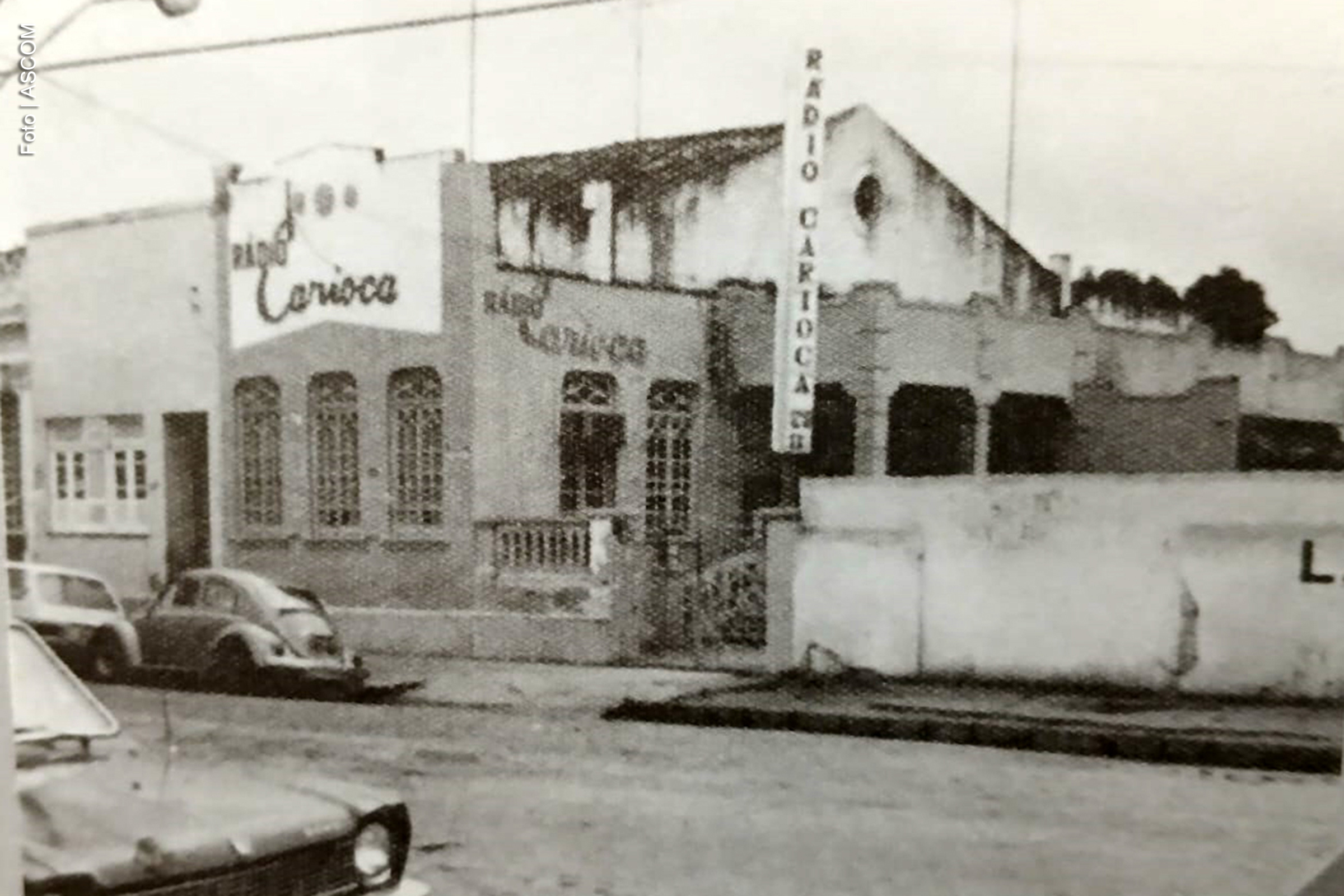 Inaugurada em 17 de fevereiro de 1968, a Rádio Carioca de Feira alterou os padrões da radiofonia em Feira de Santana. A emissora introduziu uma programação inovadora e sistemas técnicos inéditos, como locutores com vozes padronizadas e funcionamento ininterrupto aos domingos, atraindo grande audiência.