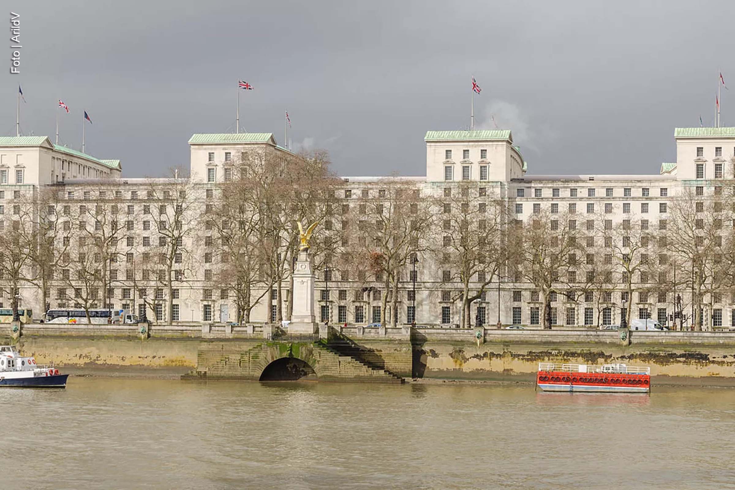 O Ministério da Defesa do Reino Unido anunciou mudanças significativas em seus critérios de recrutamento para as Forças Armadas, permitindo que pessoas com transtornos como TDAH, autismo, dependência de substâncias e outras condições de saúde sejam consideradas aptas. A medida é uma resposta à crescente escassez de recrutas, que afeta a capacidade do país de manter seus efetivos militares.