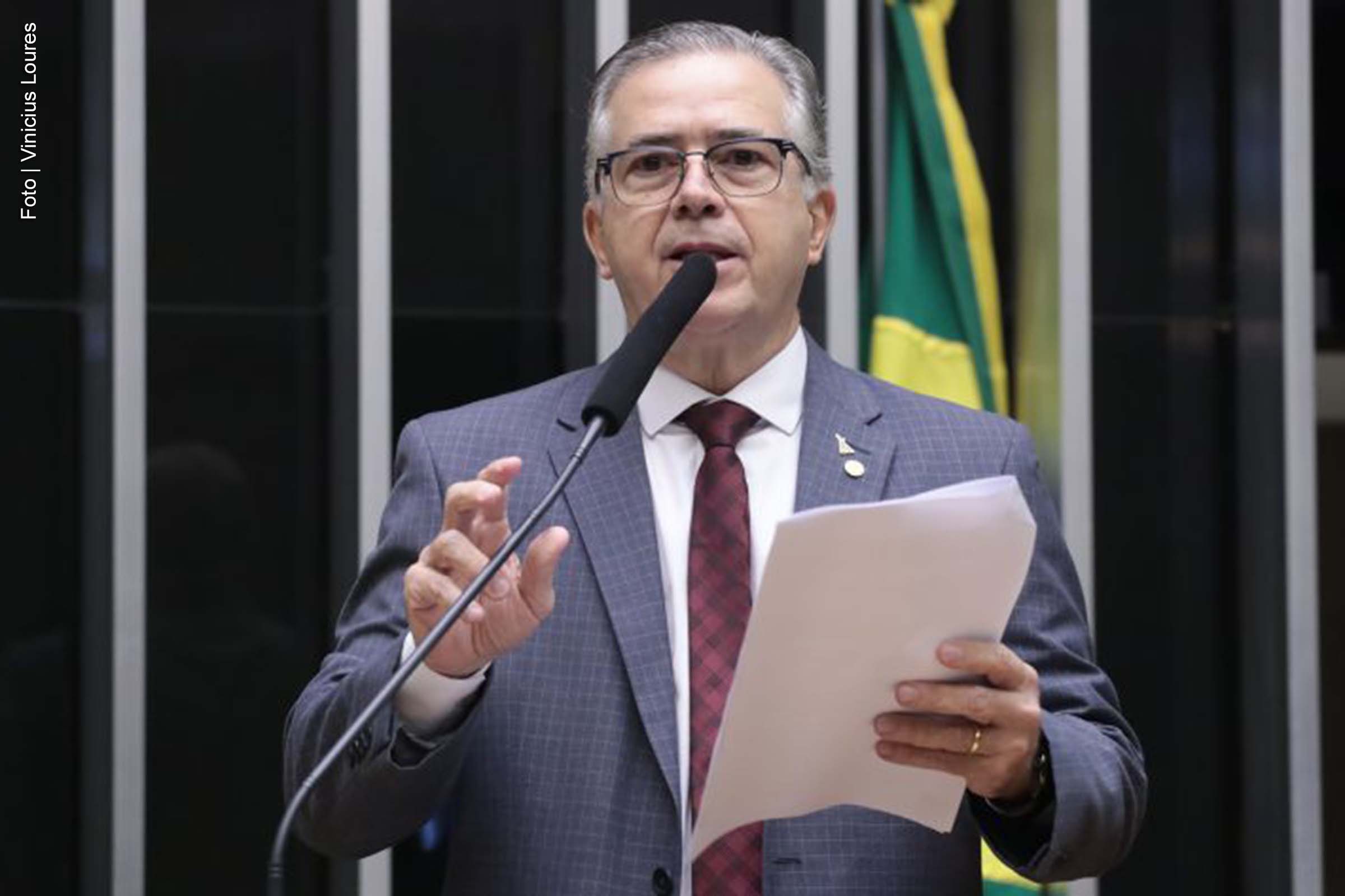 A Câmara dos Deputados aprovou o Projeto de Lei 3817/24, que estabelece um adicional de 15% na Contribuição Social sobre o Lucro Líquido (CSLL) de multinacionais instaladas no Brasil. A medida segue as diretrizes globais da OCDE para evitar a erosão fiscal e será aplicada a grupos com receita anual acima de 750 milhões de euros. O texto segue para apreciação no Senado.