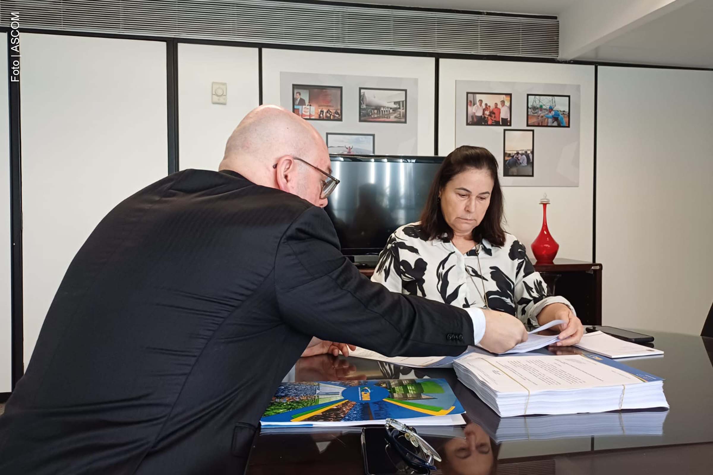 A regulamentação da reforma tributária continua sendo discutida entre parlamentares, governo e representantes de diversos setores da economia. A Confederação Nacional de Municípios (CNM) apresentou um ofício ao relator da proposta no Senado, senador Eduardo Braga, com sugestões de ajustes no Projeto de Lei Complementar 68/2024, que visa regulamentar as mudanças na arrecadação de impostos. A entidade defende alterações nas regras de distribuição de recursos aos municípios e sugere a criação de uma escola nacional para uniformização das normas tributárias.