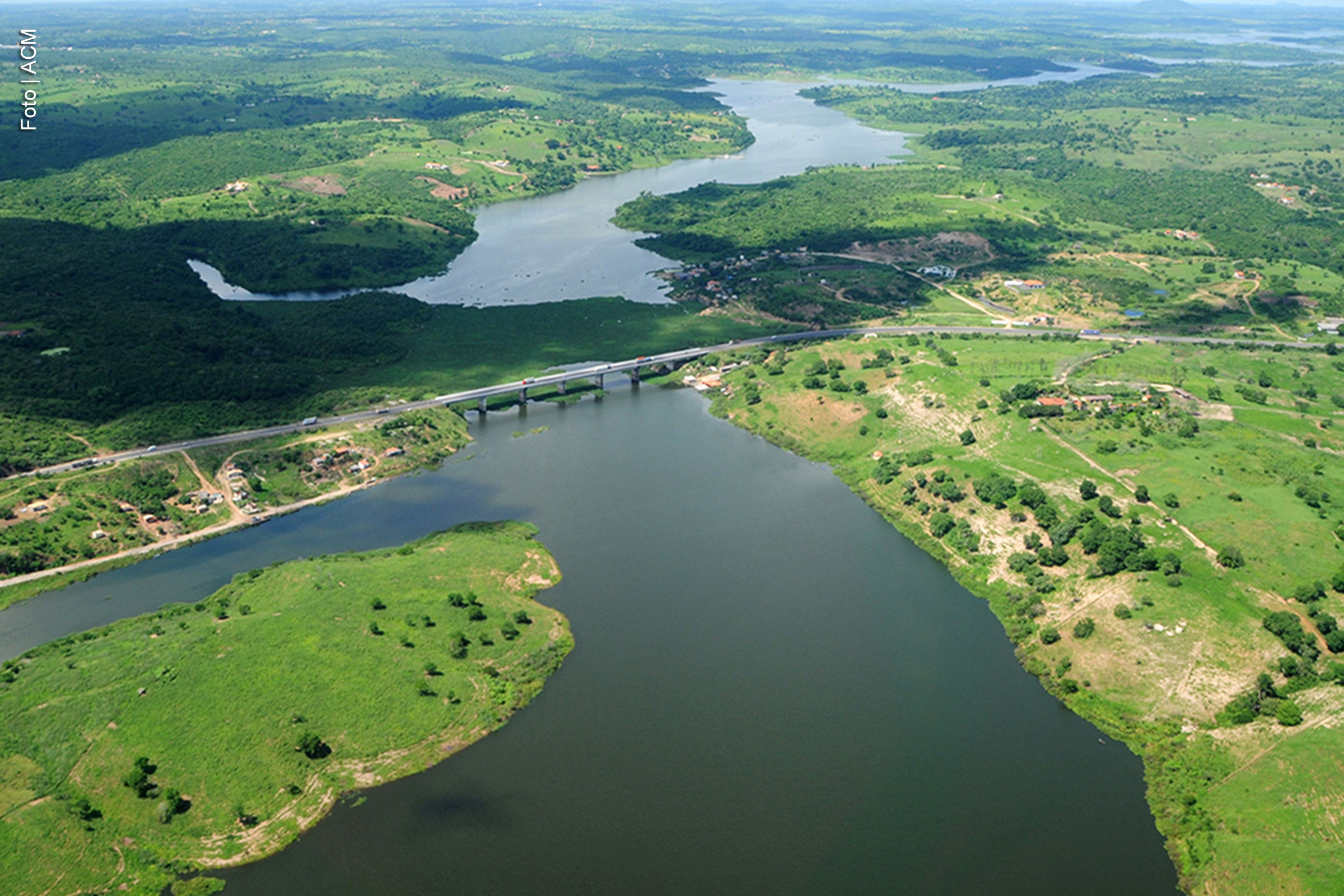 A Secretaria Municipal de Meio Ambiente de Feira de Santana notificou o Fluminense de Feira Futebol Clube por irregularidades em obras na Área de Preservação Permanente (APP) do rio Jacuípe. As intervenções incluem drenagem e terraplanagem sem autorizações ambientais. O clube deve adotar medidas imediatas e apresentar comprovações documentais, sob pena de multas e interdição.