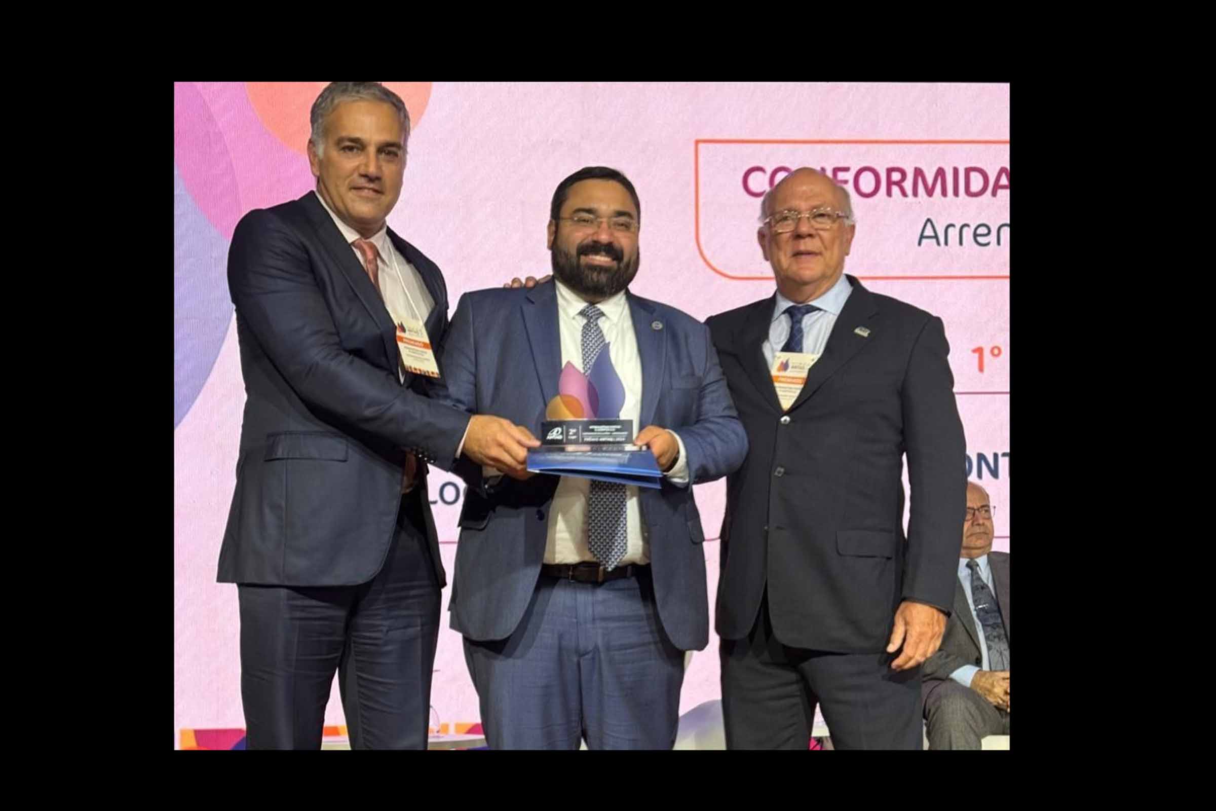 Roberto Zitelmann e Roberto Oliva e Roberto Zitelmann recebem o prêmio da ANTAQ em Brasília, destacando a Intermarítima no cenário portuário nacional.