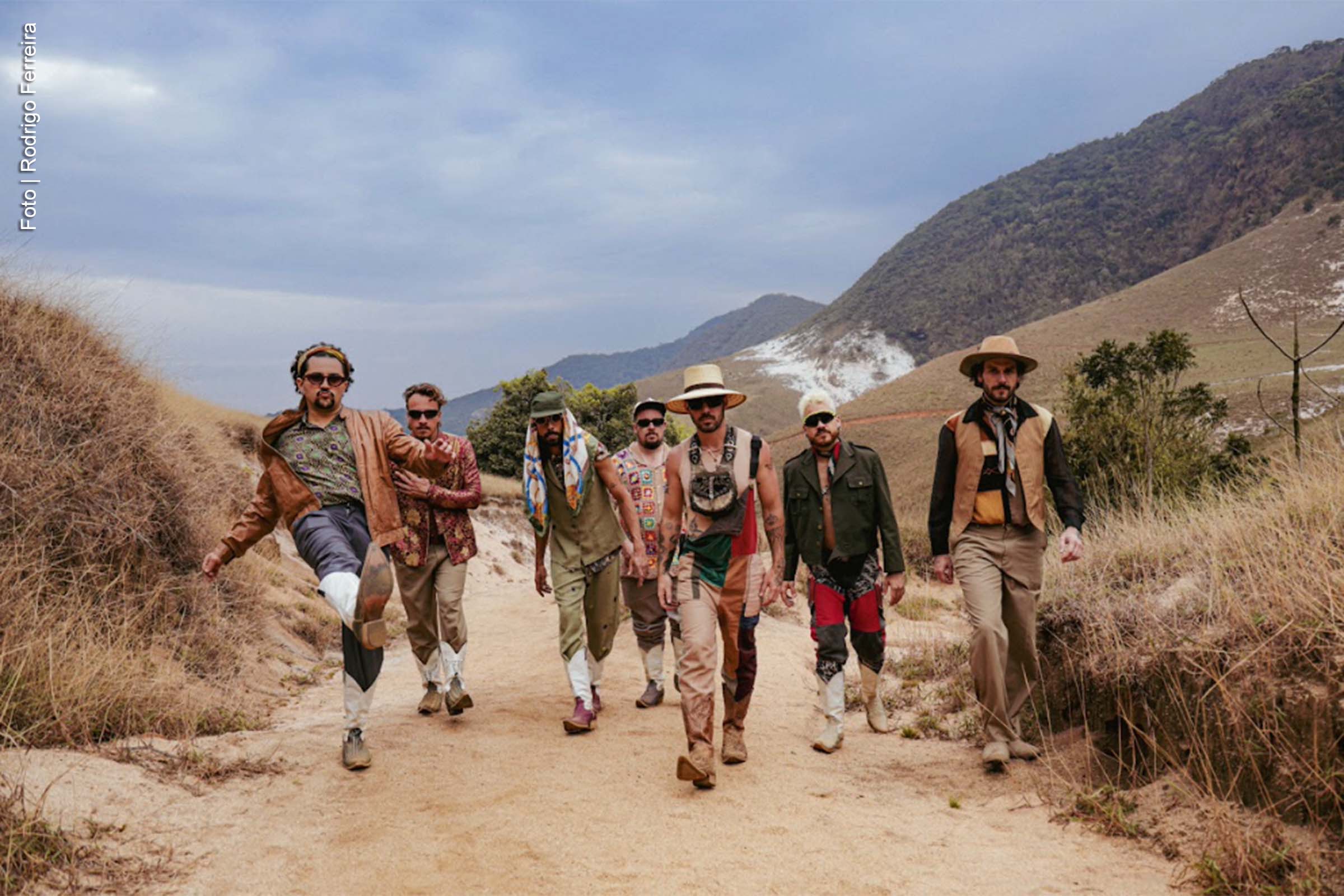 A banda Roça Nova apresentou o videoclipe de "Rio Doce", segundo single de seu próximo álbum, previsto para 2024. A canção aborda a tragédia ambiental provocada pelos rompimentos das barragens de Mariana e Brumadinho, utilizando ritmos regionais e influências contemporâneas. O clipe também traz elementos visuais que reforçam a temática da preservação da vida e dos impactos ambientais.