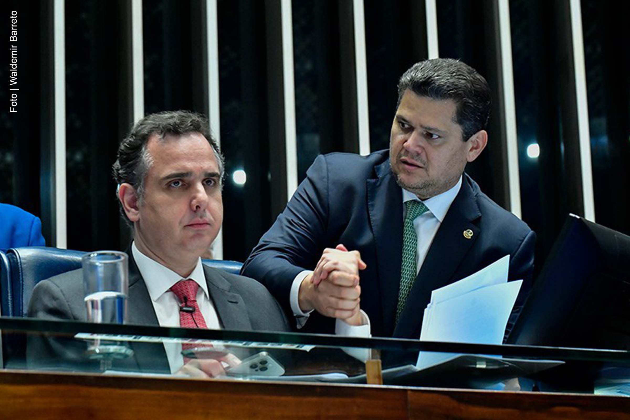 O Senado aprovou, nesta terça-feira (17), o projeto de lei que cria o Programa de Pleno Pagamento de Dívidas dos Estados (Propag), visando a renegociação das dívidas estaduais com a União. A proposta, que foi unânime entre os senadores presentes, permite juros mais baixos e um parcelamento de até 30 anos. A medida, que impacta principalmente quatro estados com grandes dívidas, segue agora para sanção presidencial.