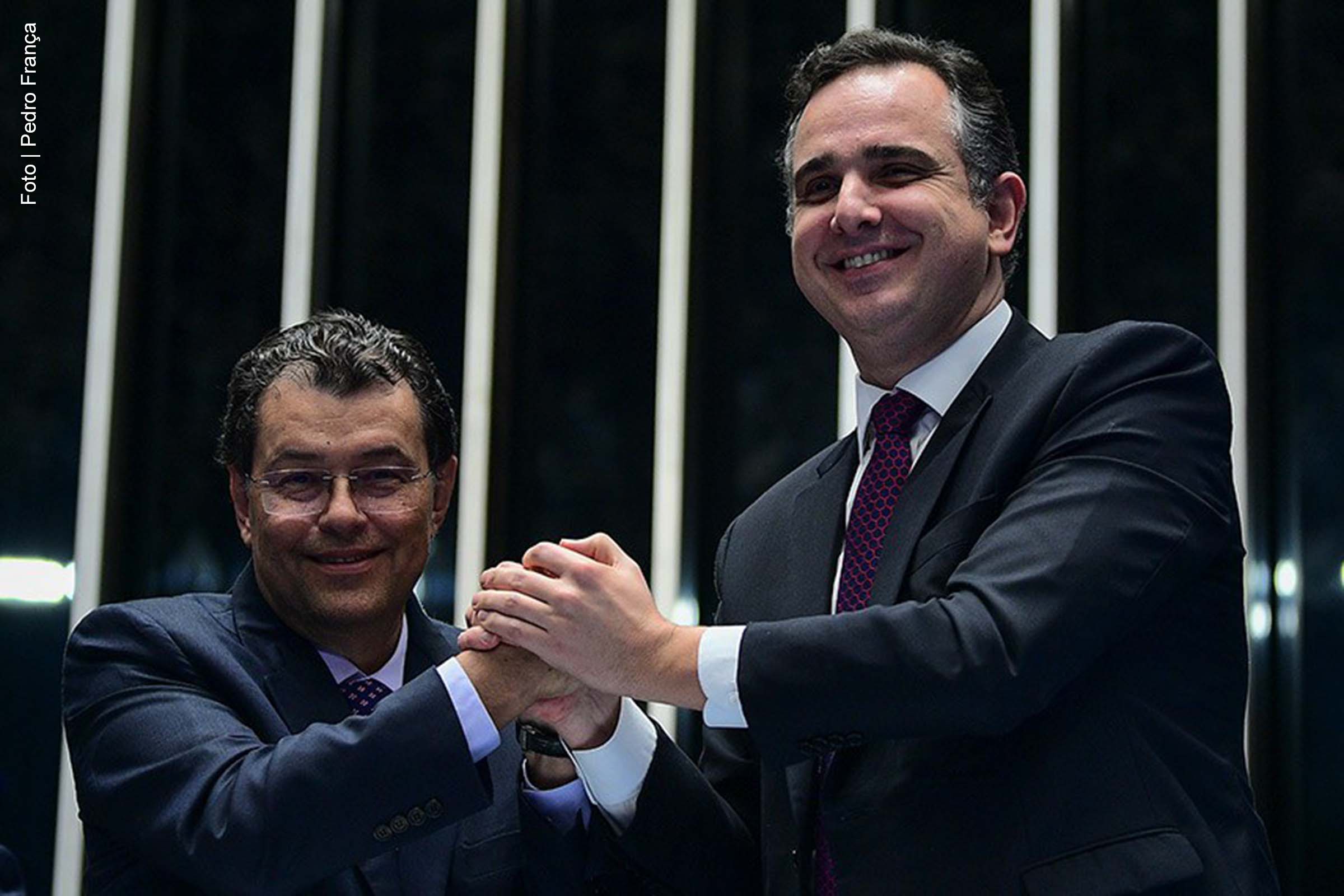 O Senado Federal concluiu, nesta quinta-feira (12), a votação do projeto que regulamenta a reforma tributária sobre o consumo. A proposta, que inclui mudanças como a redução de tributos em itens da cesta básica e a isenção de medicamentos, segue agora para análise da Câmara dos Deputados. O texto foi aprovado com 49 votos a favor e 19 contrários, com ampla discussão sobre os impactos da medida.