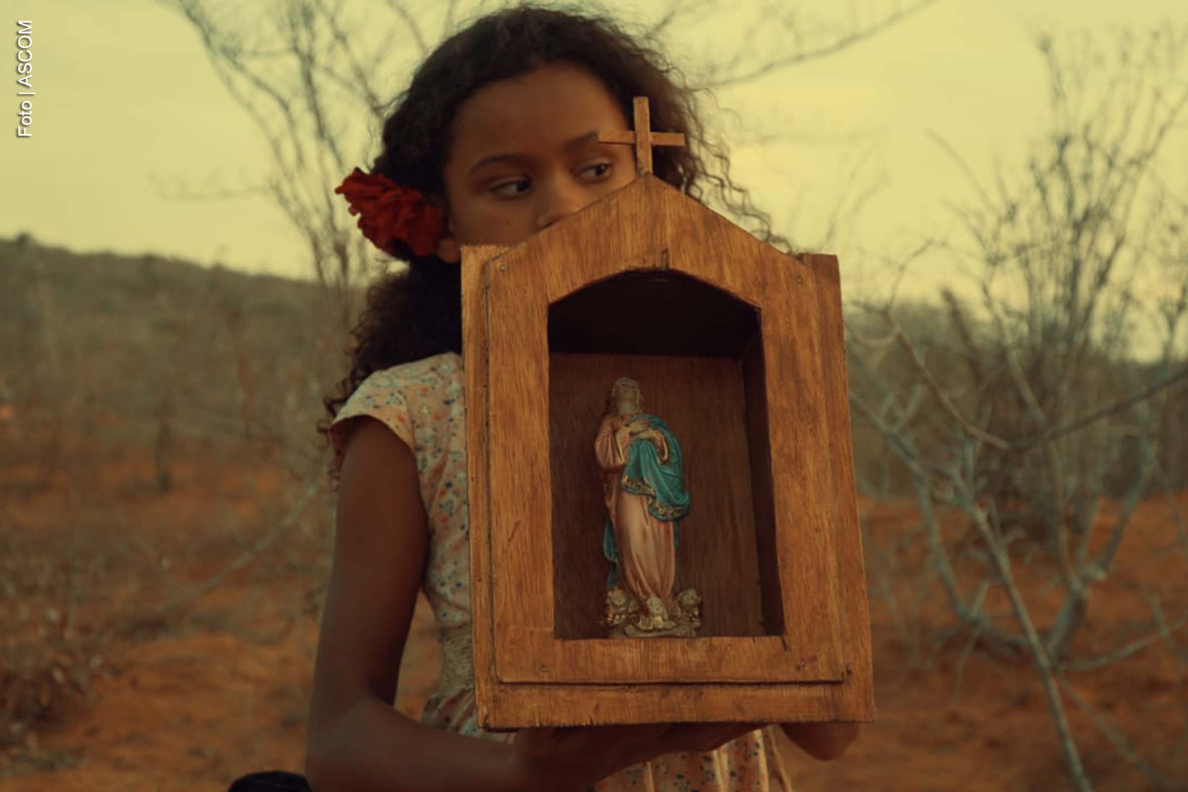 O longa-metragem "Rosa Tirana", dirigido pelo cineasta baiano Rogério Sagui, estreia nesta quinta-feira (12) no Cine Glauber Rocha, em Salvador. A obra mistura elementos de fé e fantasia no sertão nordestino e marca o lançamento da Umbuzeiro Filmes, distribuidora pioneira no Sudoeste da Bahia.