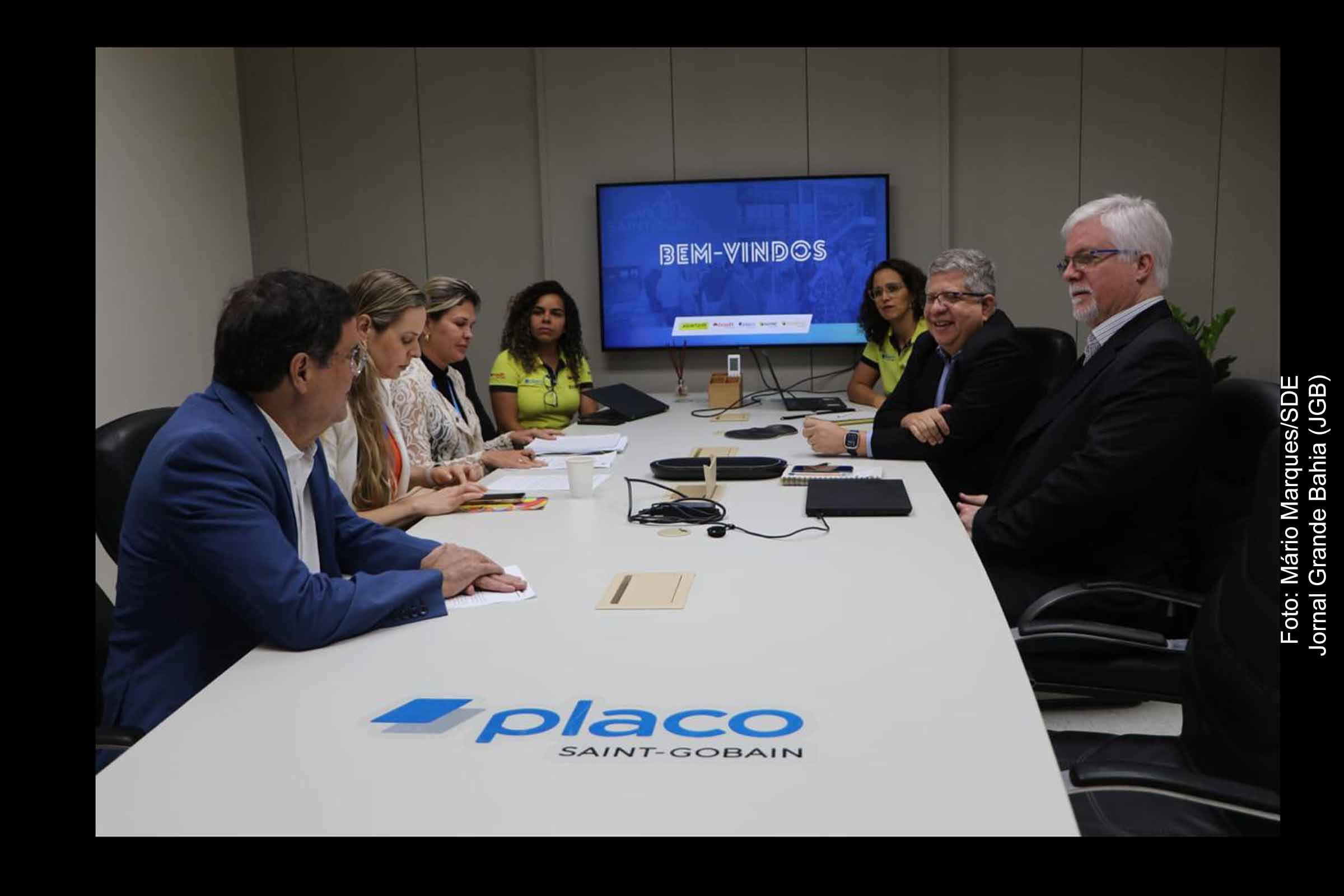 Secretário Angelo Almeida e representes da Placo. Unidade industrial em Feira de Santana é a única do Brasil a fabricar placas Glasroc X, recebe investimento para modernização e expansão da produção.