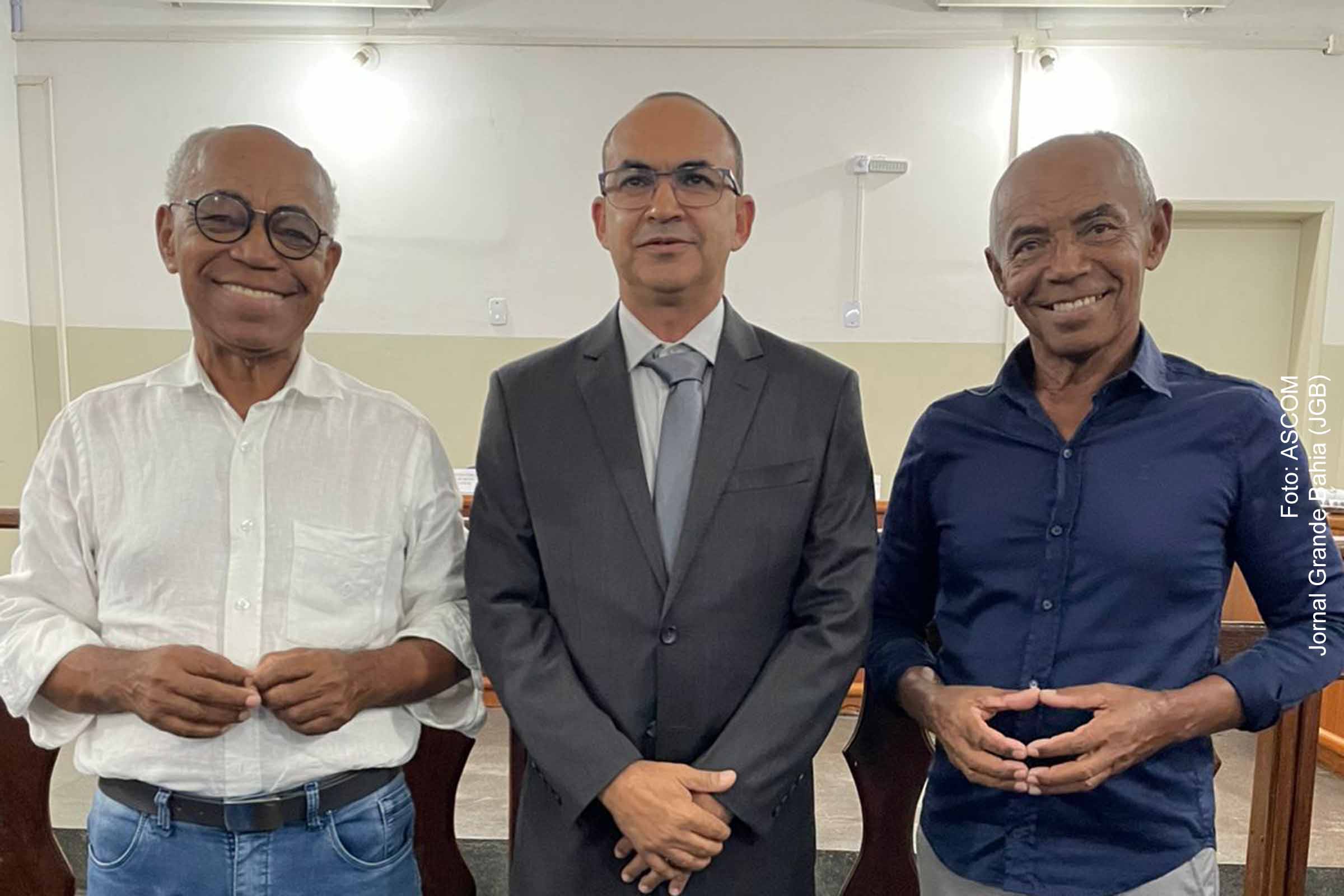 Secretário de Assistência Social, Tio Louro; prefeito eleito, Júnior Batata (Avante), e do vice-prefeito, Jefferson Emílio (PSD).