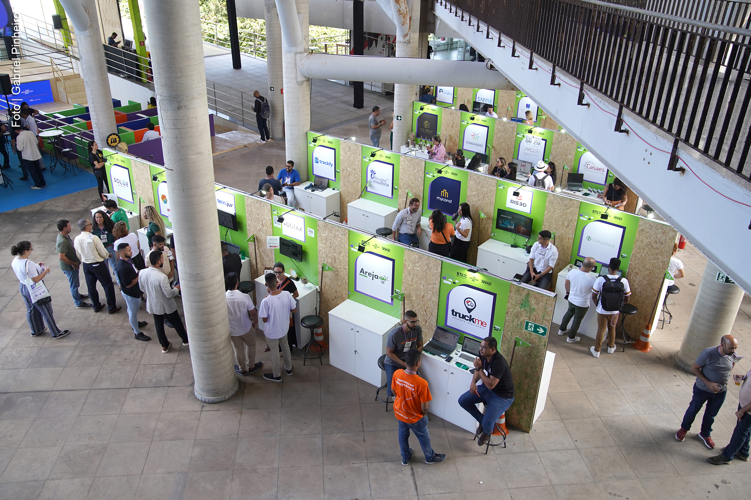 O Governo da Bahia, por meio da Secretaria de Ciência, Tecnologia e Inovação (Secti), e o Serviço Brasileiro de Apoio às Micro e Pequenas Empresas (Sebrae) firmaram um novo convênio com o objetivo de fortalecer o ecossistema de inovação e empreendedorismo no estado. Com um investimento de R$ 15 milhões, a parceria busca estimular o desenvolvimento de startups e empresas de base tecnológica, promovendo capacitações, desafios tecnológicos e eventos de inovação. A previsão é que as iniciativas beneficiem mais de 15 mil empreendedores até 2026.