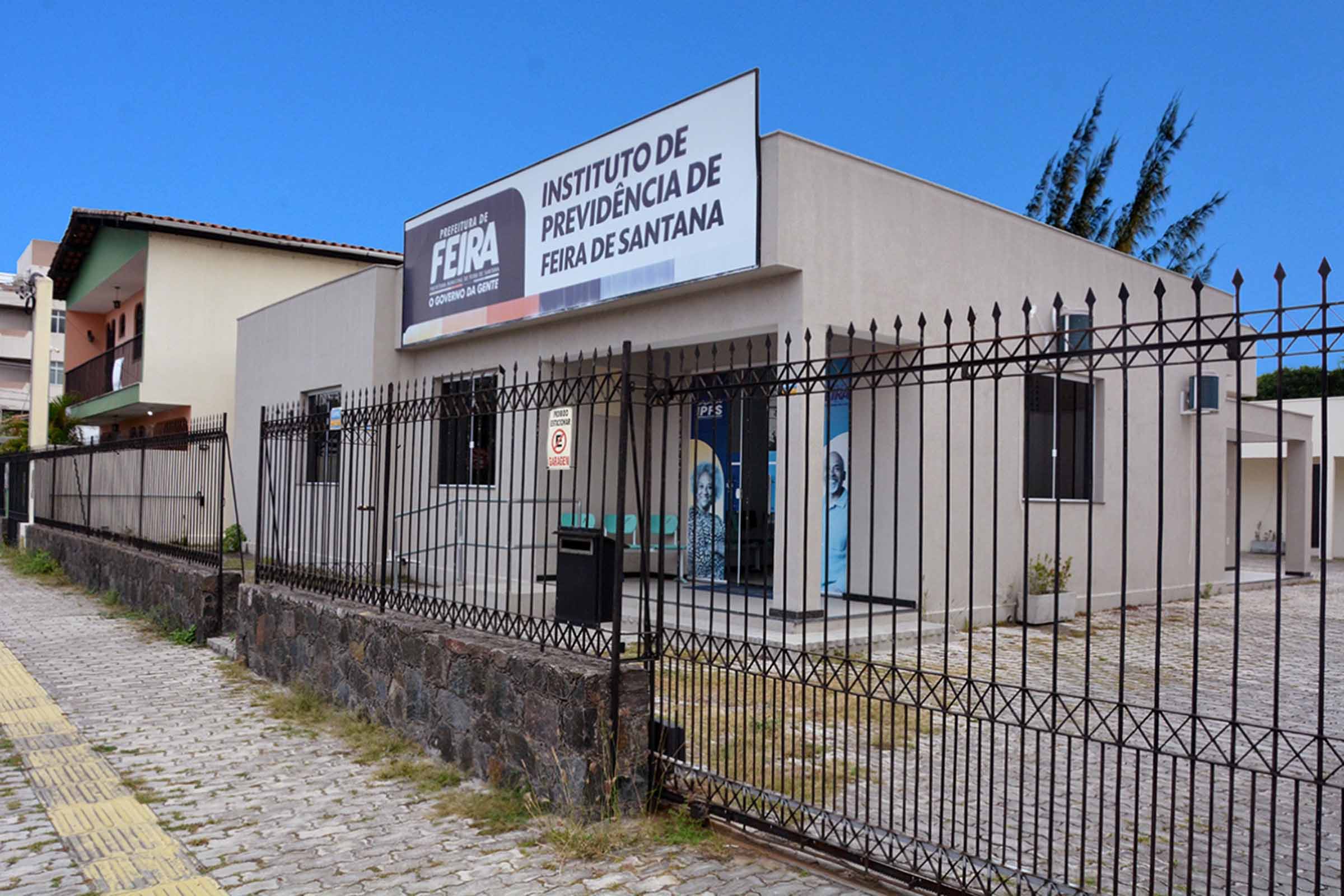Sede do Instituto de Previdência de Feira de Santana (IPFS) funciona em imóel alugado situado na Avenida Santo Antonio, no Bairro Capuchinhos.