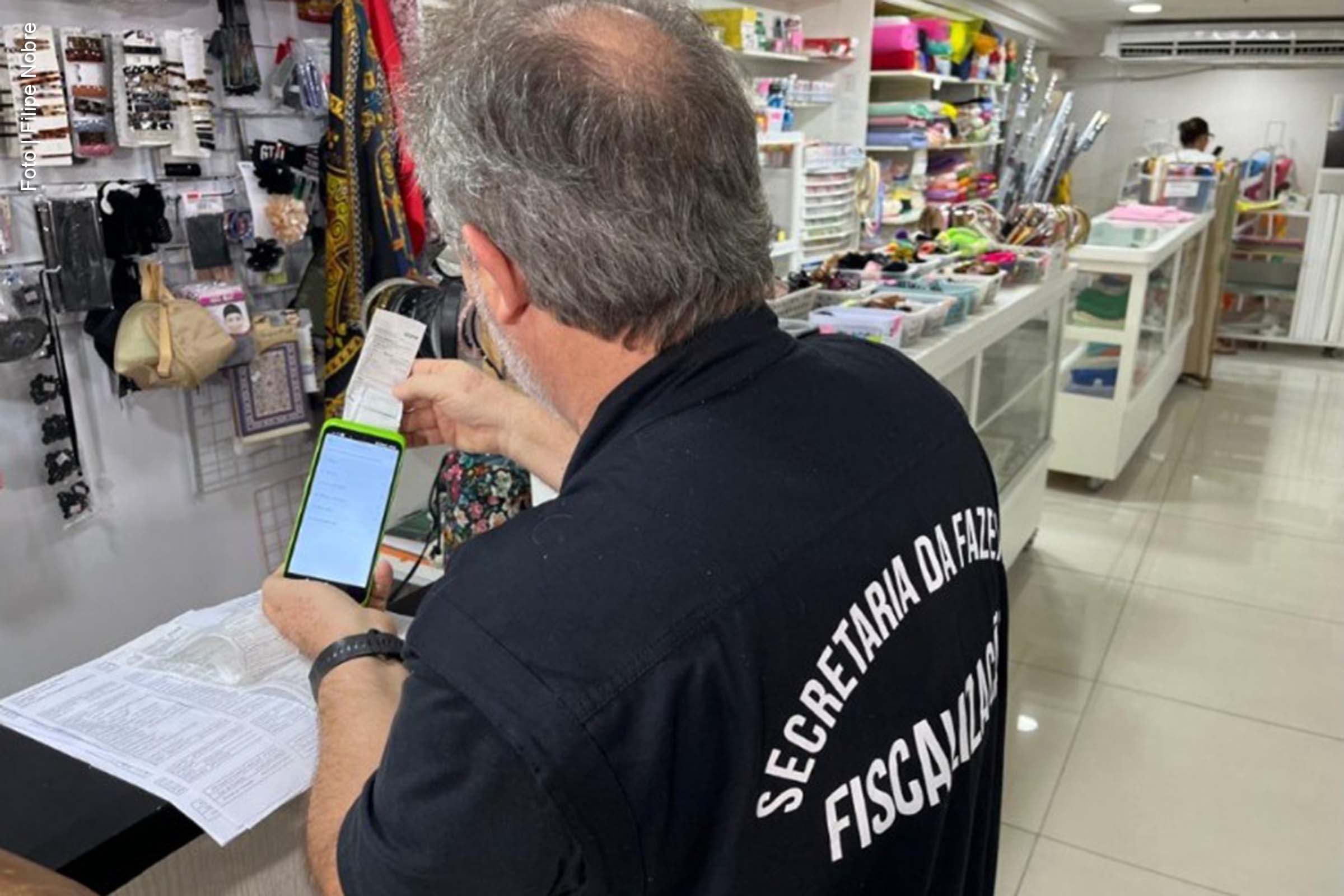 A Secretaria da Fazenda do Estado da Bahia (Sefaz-Ba) apreendeu 76 máquinas de cartão de crédito e débito irregulares durante a Operação Ponto de Venda. A ação, iniciada em outubro, fiscalizou dois mil estabelecimentos em toda a Bahia para verificar a regularidade do uso desses equipamentos. Os responsáveis pelas máquinas irregulares podem responder por crime contra a ordem tributária e estão sujeitos a multas.