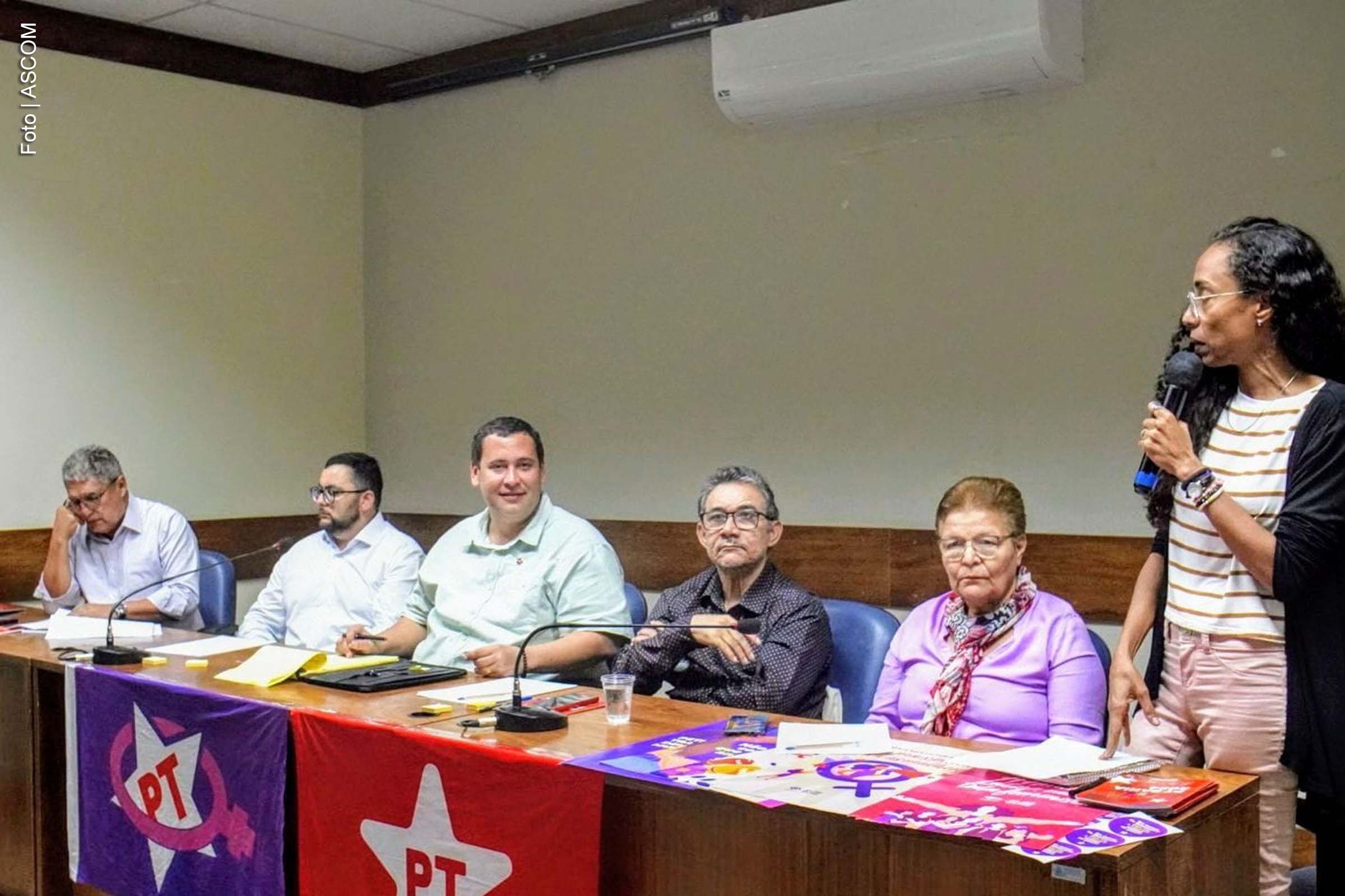 O Partido dos Trabalhadores da Bahia realizou, nesta segunda-feira (09), um seminário com deputados estaduais da legenda, dirigentes e o cientista político Cláudio André. O encontro, realizado na Assembleia Legislativa da Bahia (Alba), teve como objetivo iniciar as discussões e traçar estratégias para fortalecer as candidaturas em 2026, incluindo as de deputados, senadores, do governador Jerônimo Rodrigues e do presidente Lula.
