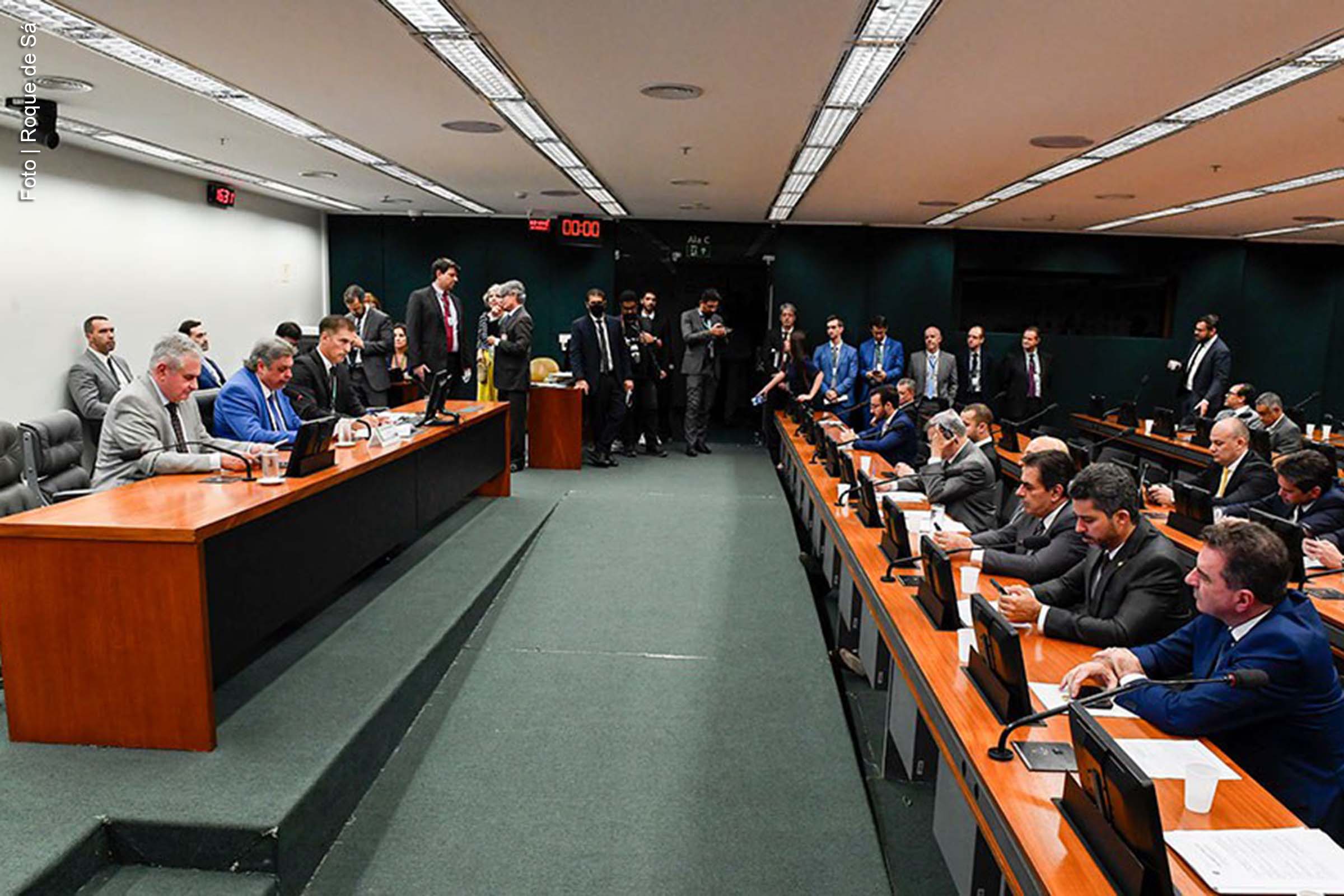 O ministro do Supremo Tribunal Federal (STF) Flávio Dino determinou condições para a execução de emendas parlamentares ao Orçamento, liberando sua aplicação com novos limites e regras. As medidas visam harmonizar os interesses entre os Poderes e assegurar maior transparência e controle.