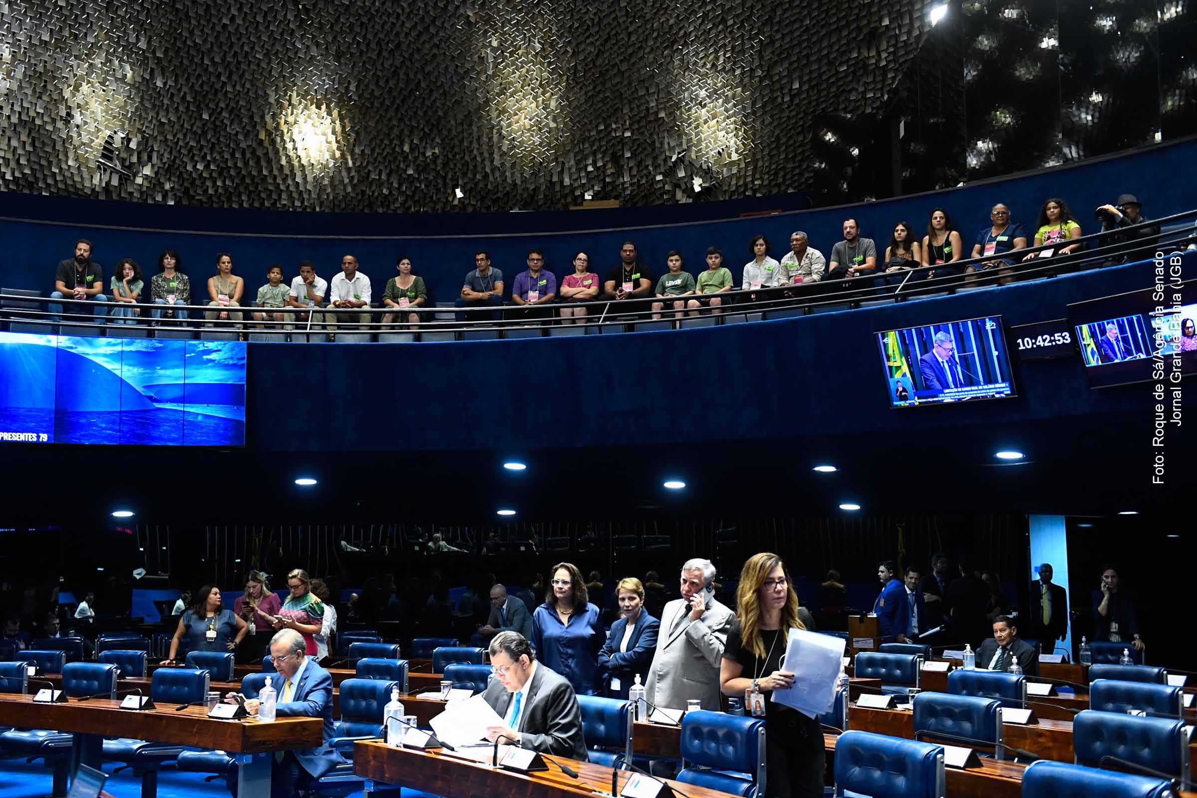 Senado Federal aprova projeto que fortalece micro e pequenas empresas e incentiva permanência de estudantes no ensino médio.