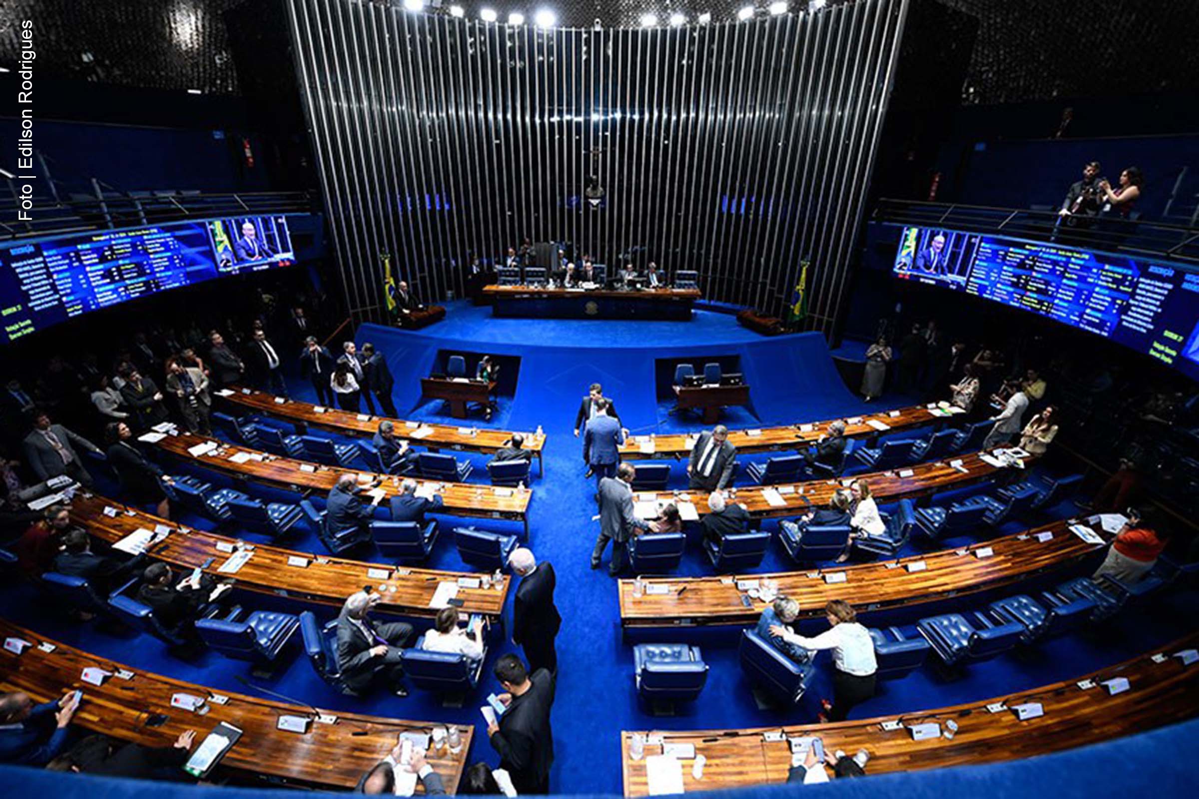 O Senado Federal aprovou nesta quinta-feira (12) o projeto de lei que autoriza a criação da Alada, empresa pública brasileira voltada para a navegação e comercialização de tecnologias aeroespaciais. A nova empresa será subsidiária da NAV Brasil, vinculada ao Ministério da Defesa, e tem como objetivo fortalecer o Programa Espacial Brasileiro.