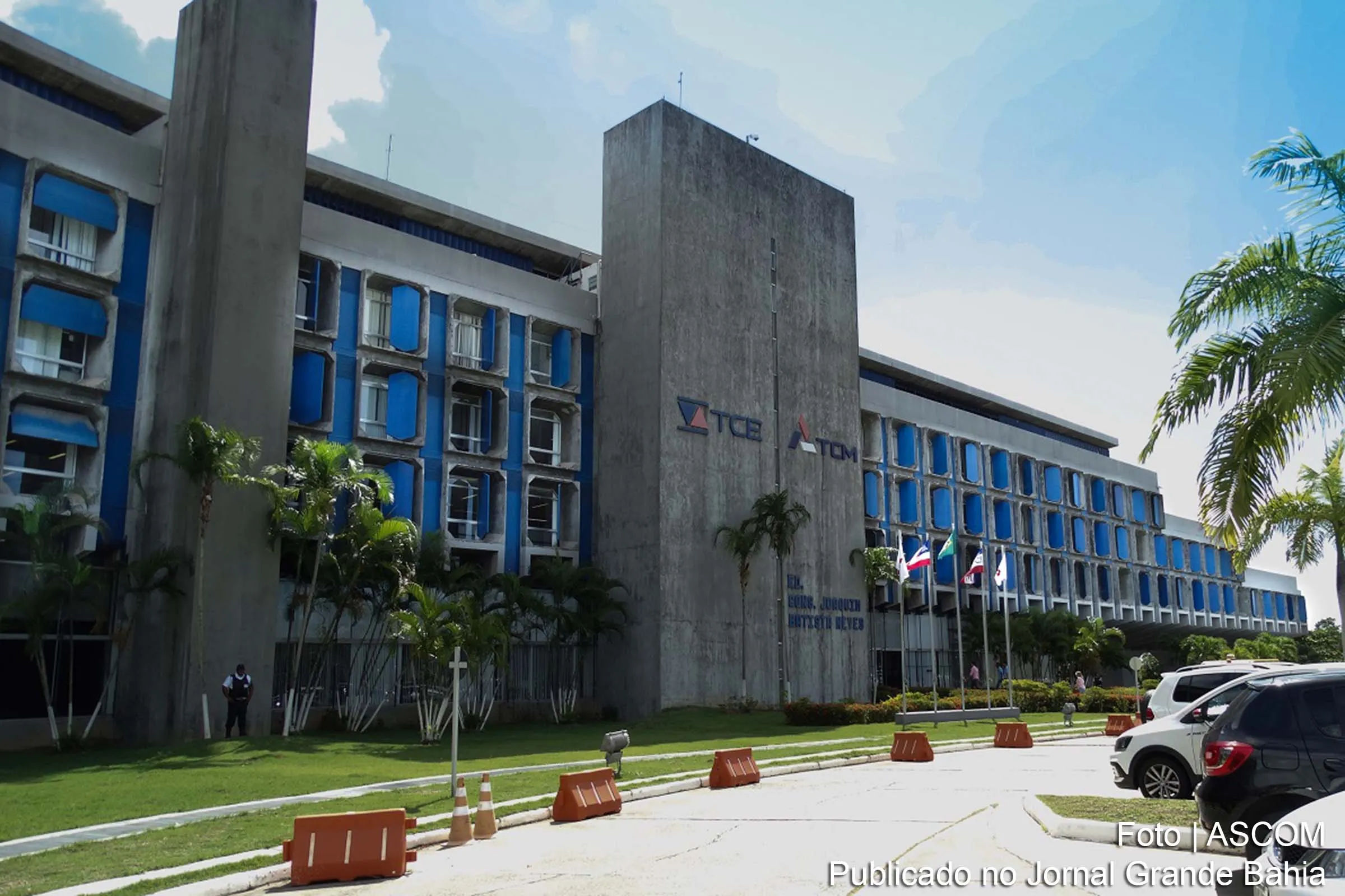 A Organização da Sociedade Civil de Interesse Público (OSCIP), Instituto Associação Social Senhor do Bomfim (IASSB), e sua presidente, Débora Vilácia Campos Paiva Costa de Souza, serão obrigados a devolver R$1.328.588,03 aos cofres públicos de Riachão das Neves. A decisão foi tomada após a identificação de irregularidades na terceirização de serviços nas áreas de saúde, educação, assistência social e administração durante a gestão do prefeito Miguel Crisóstomo Borges Neto em 2018. Além disso, o prefeito foi multado em R$1.500.