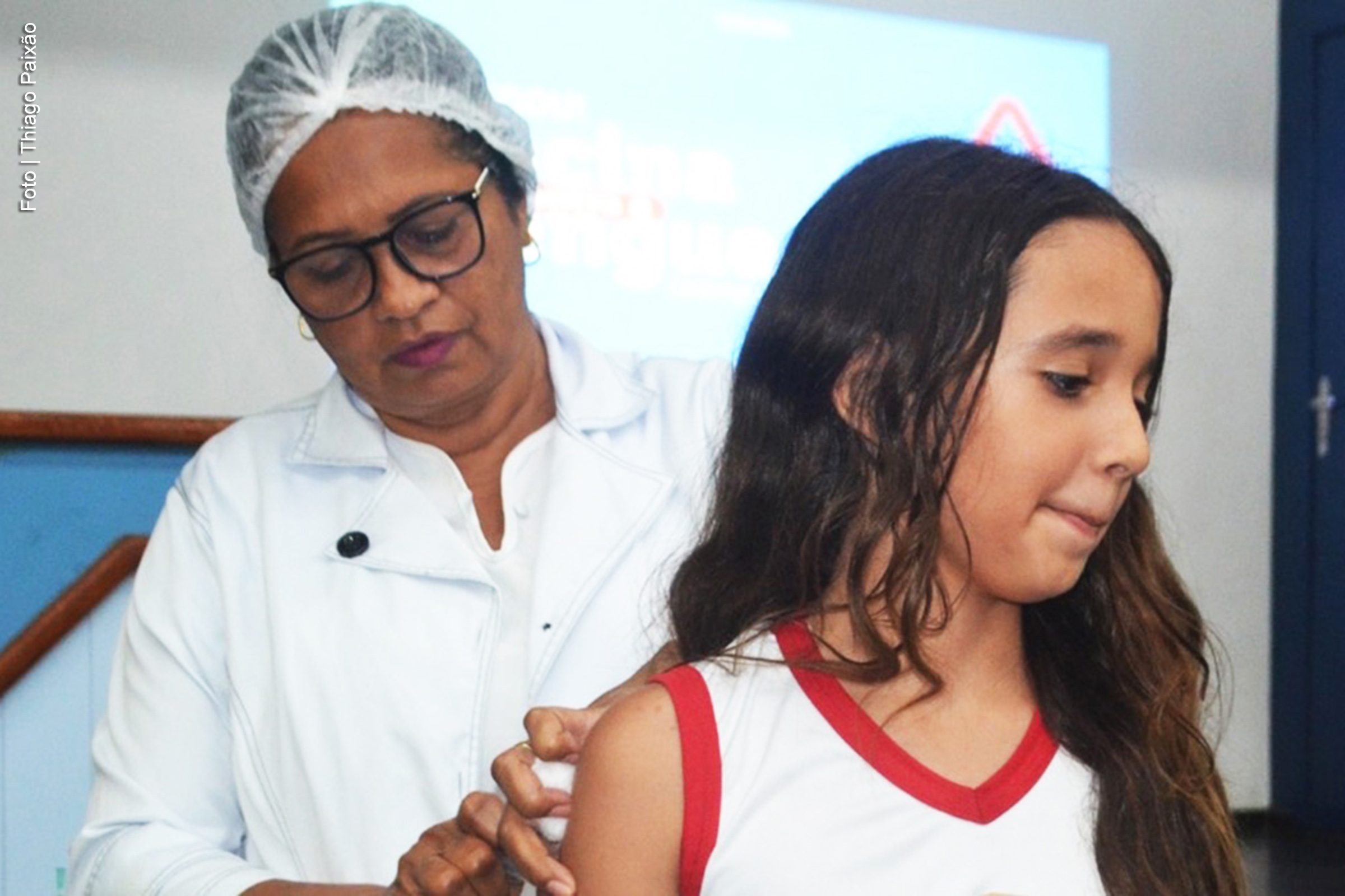 A Prefeitura de Feira de Santana segue com a campanha de vacinação contra a dengue, com a aplicação de 27.825 doses até o momento. A imunização, direcionada principalmente para crianças e adolescentes de 10 a 14 anos, visa prevenir formas graves da doença. A segunda dose da vacina está disponível para aqueles que já receberam a primeira há mais de 90 dias.