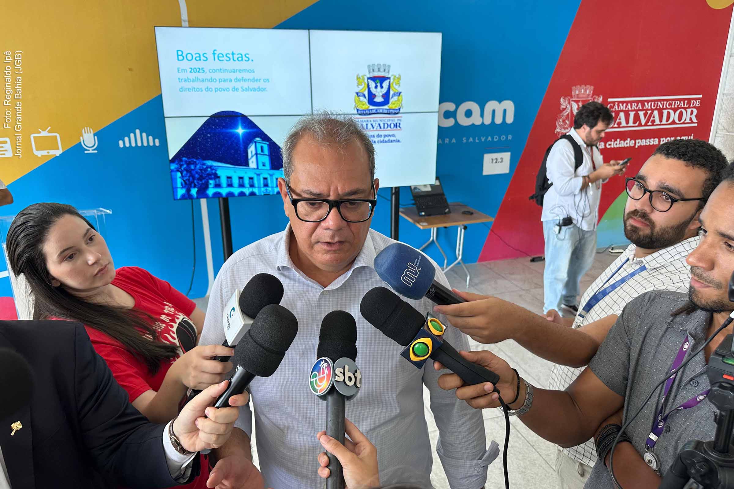 Vereador Carlos Muniz, presidente do legislativo de Salvador, destaca avanços administrativos, legislativos e financeiros durante entrevista coletiva no Centro de Cultura Vereador Manuel Querino.