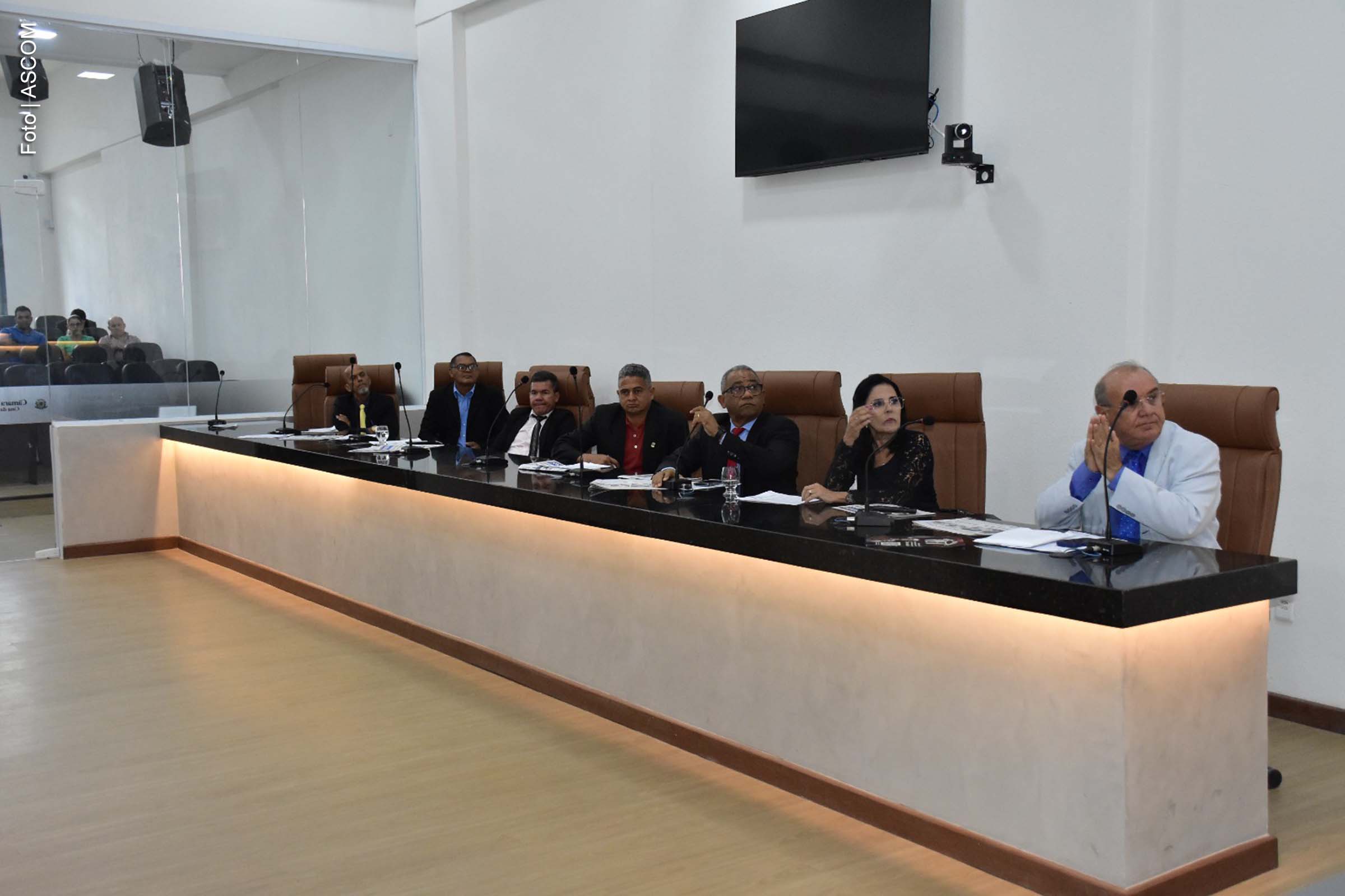 A última sessão ordinária da atual legislatura da Câmara Municipal de Feira de Santana foi realizada no dia 12 de dezembro. Os vereadores usaram a Tribuna Maria Quitéria para fazer um balanço de seus mandatos e expressar agradecimentos à população. A sessão também foi marcada por despedidas e reafirmação de compromissos para o próximo período, com a previsão de recesso parlamentar a partir do dia 15 de dezembro.