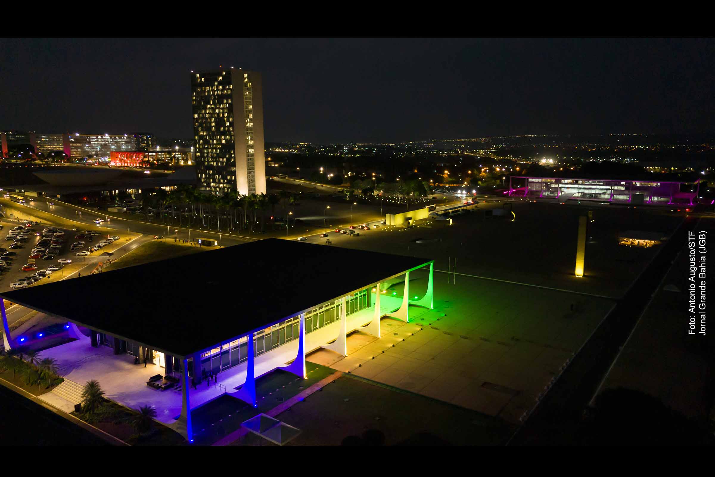 Vista aérea da sede do STF, Congresso Nacional, Palácio do Planalto, com a Praça dos Três Poderes ao centro.