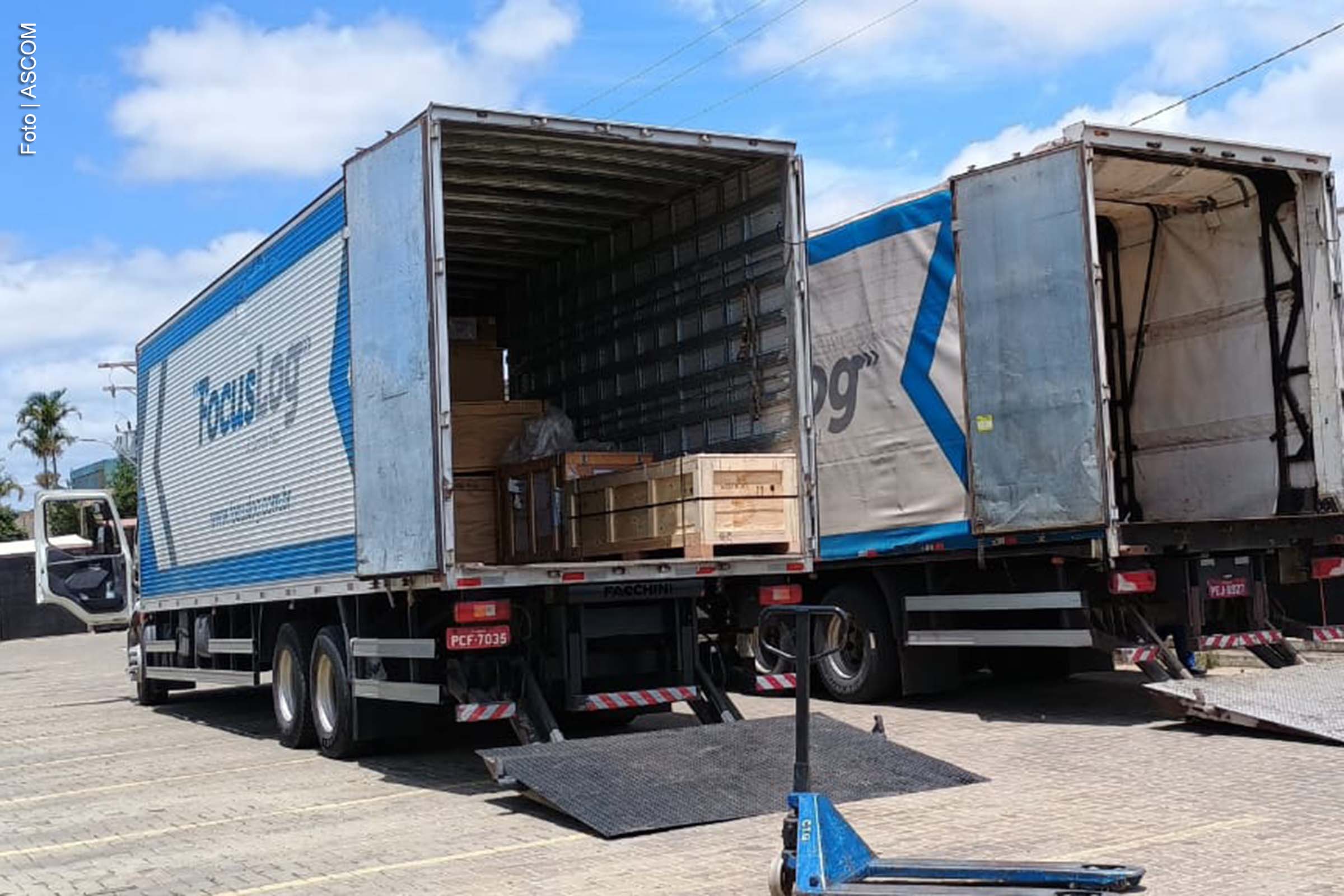 Nesta segunda-feira (16), o Hospital Geral de Vitória da Conquista recebeu um acelerador linear, um equipamento que permitirá a implantação do primeiro serviço de radioterapia pelo Sistema Único de Saúde (SUS) na região sudoeste da Bahia. A entrega é parte de um investimento federal que visa ampliar e descentralizar o tratamento oncológico no estado, com novos equipamentos e serviços previstos para outras cidades baianas.