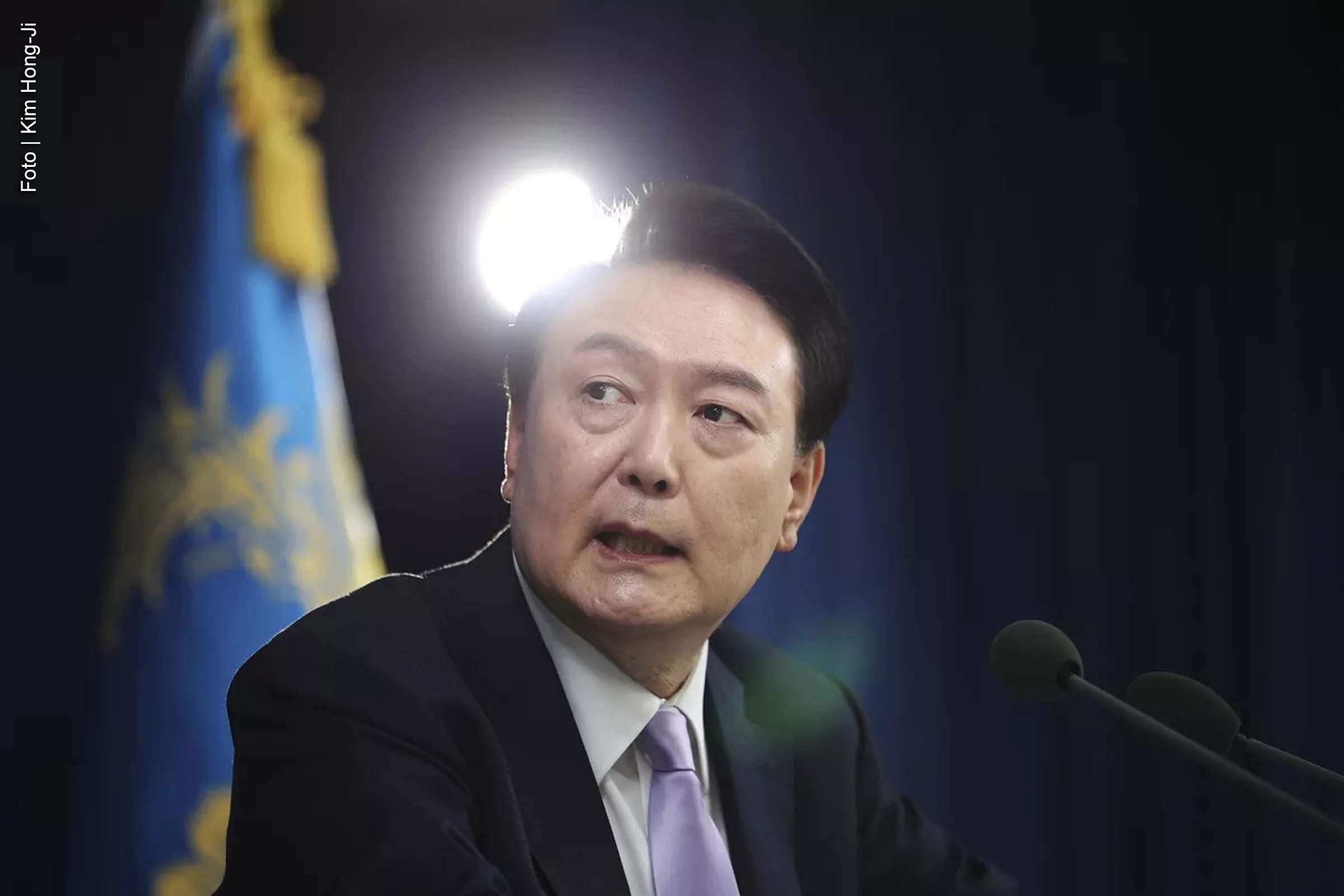 O Partido do Poder Popular (PPP) da Coreia do Sul sugeriu uma saída "antecipada" e "ordenada" do presidente Yoon Suk-yeol, que conseguiu evitar uma moção de impeachment no último sábado (7) devido à falta de quórum parlamentar. O líder do partido, Han Dong-hoon, afirmou que a renúncia de Yoon é necessária para restaurar a estabilidade política e a democracia no país. O presidente permanece afastado de funções diplomáticas e governamentais enquanto o governo busca formas de superar a crise.