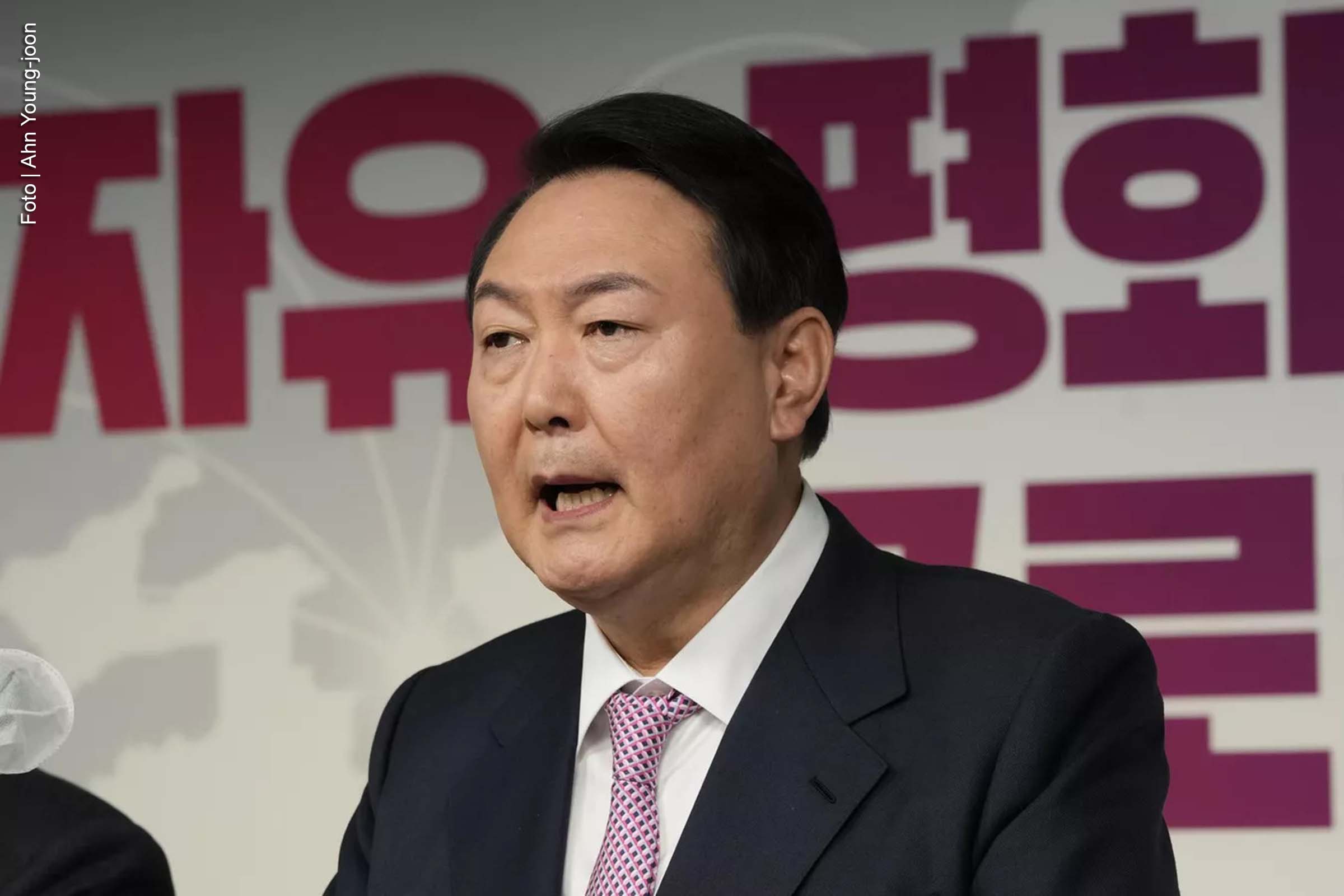 O presidente da Coreia do Sul, Yoon Suk-yeol, afirmou nesta quinta-feira (12) que não renunciará ao cargo e que lutará contra as acusações de motim. Em um discurso transmitido à nação, Yoon defendeu suas ações de imposição da lei marcial, considerando-as necessárias para proteger a segurança nacional. A declaração ocorre em meio a crescente pressão política e acusações de que ele teria ultrapassado limites constitucionais ao tomar tais medidas.