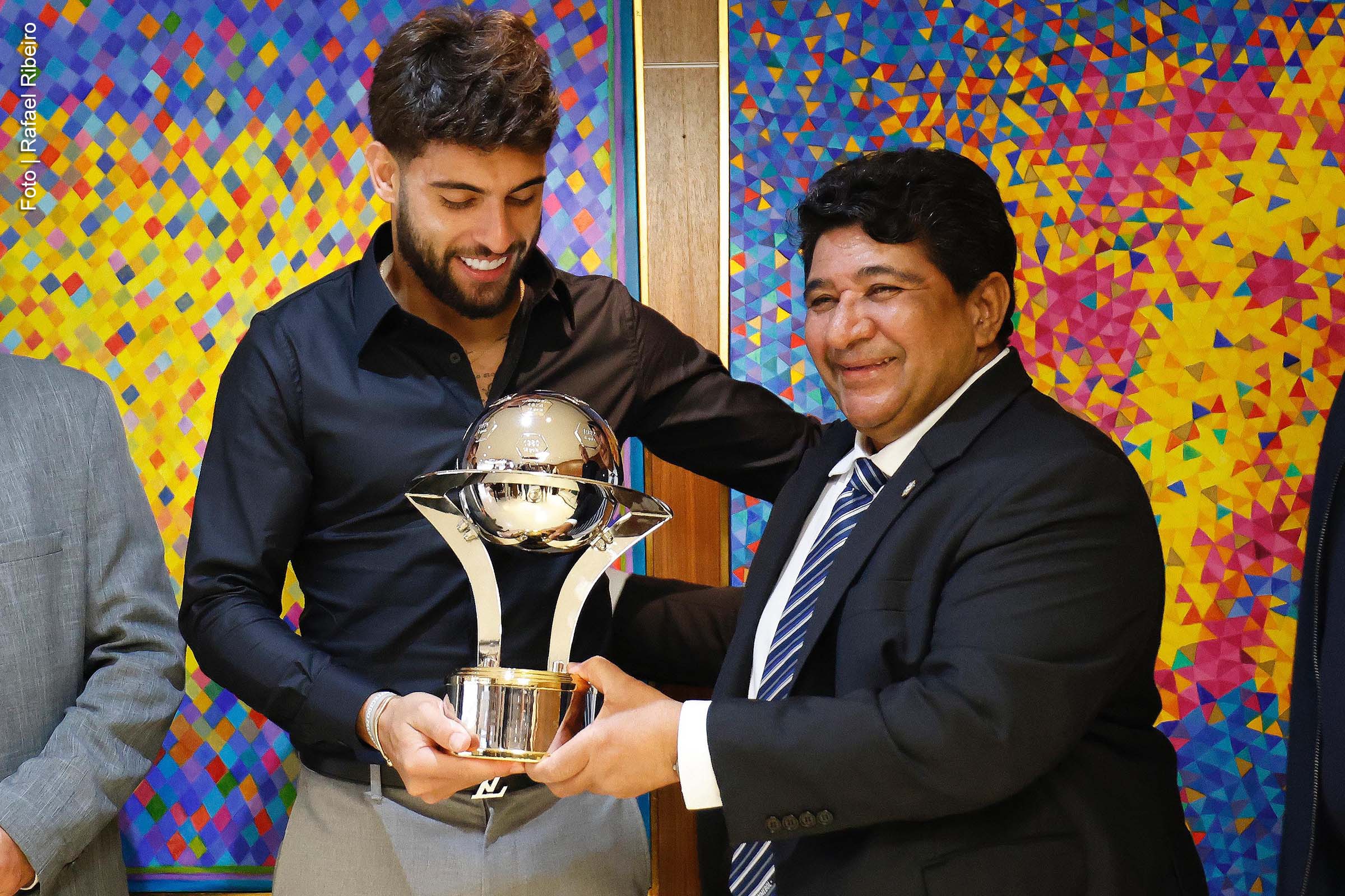 Yuri Alberto foi agraciado com o Troféu Roberto Dinamite em cerimônia realizada na sede da CBF, no Rio de Janeiro, nesta quinta-feira (12). O atacante do Corinthians foi um dos artilheiros do Brasileirão Betano 2024, marcando 15 gols. O prêmio foi entregue pelo presidente da CBF, Ednaldo Rodrigues, e celebra os maiores goleadores da competição.