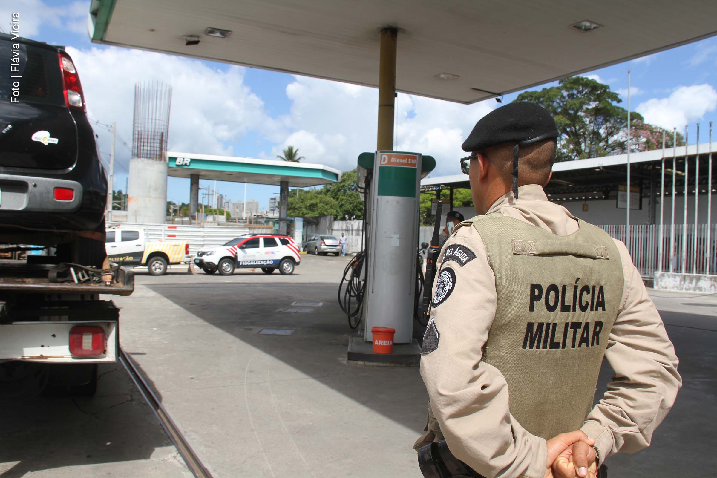 A Secretaria da Segurança Pública da Bahia (SSP-BA) divulgou o balanço da Operação Transporte Clandestino, realizada em dezembro de 2025, que resultou em 40 autuações e 12 remoções de veículos. Durante a ação, 283 veículos foram abordados nos principais pontos de saída de Salvador. A operação envolveu diversas forças de segurança e órgãos de fiscalização, com o objetivo de coibir o transporte irregular de passageiros na cidade.