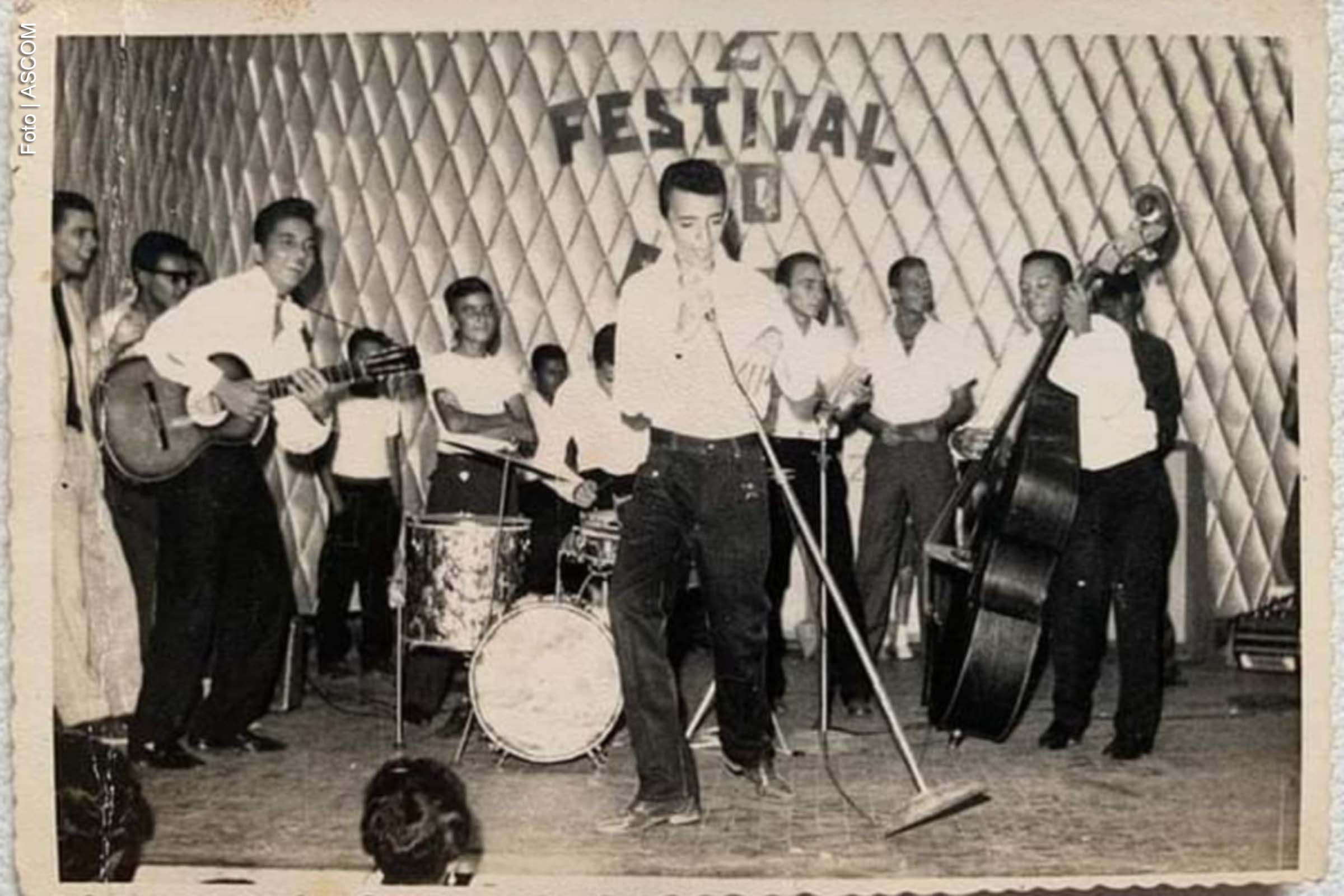 A chegada do Rock'n'Roll a Feira de Santana, na década de 1950, representou uma grande transformação cultural. O ritmo, que se originou nos Estados Unidos, desafiou as convenções sociais e conquistou uma nova geração. Ivanito Rocha, com seu programa "Ritmo Alucinante", foi responsável por levar o rock ao público feirense, e, a partir de então, o gênero se consolidou como parte da identidade musical da cidade.