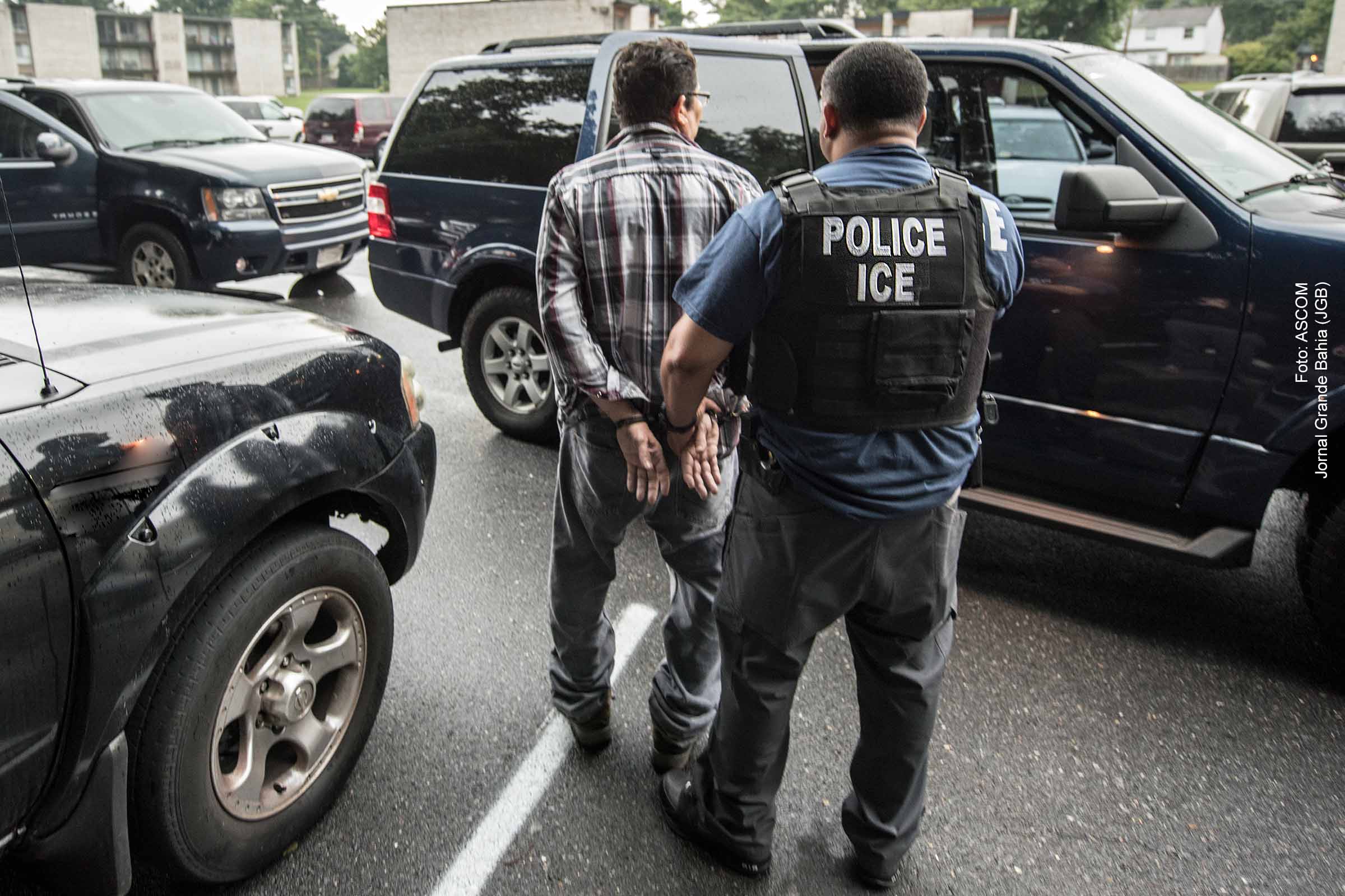 Agente do ICE durante operação de combate a imigração ilegal.