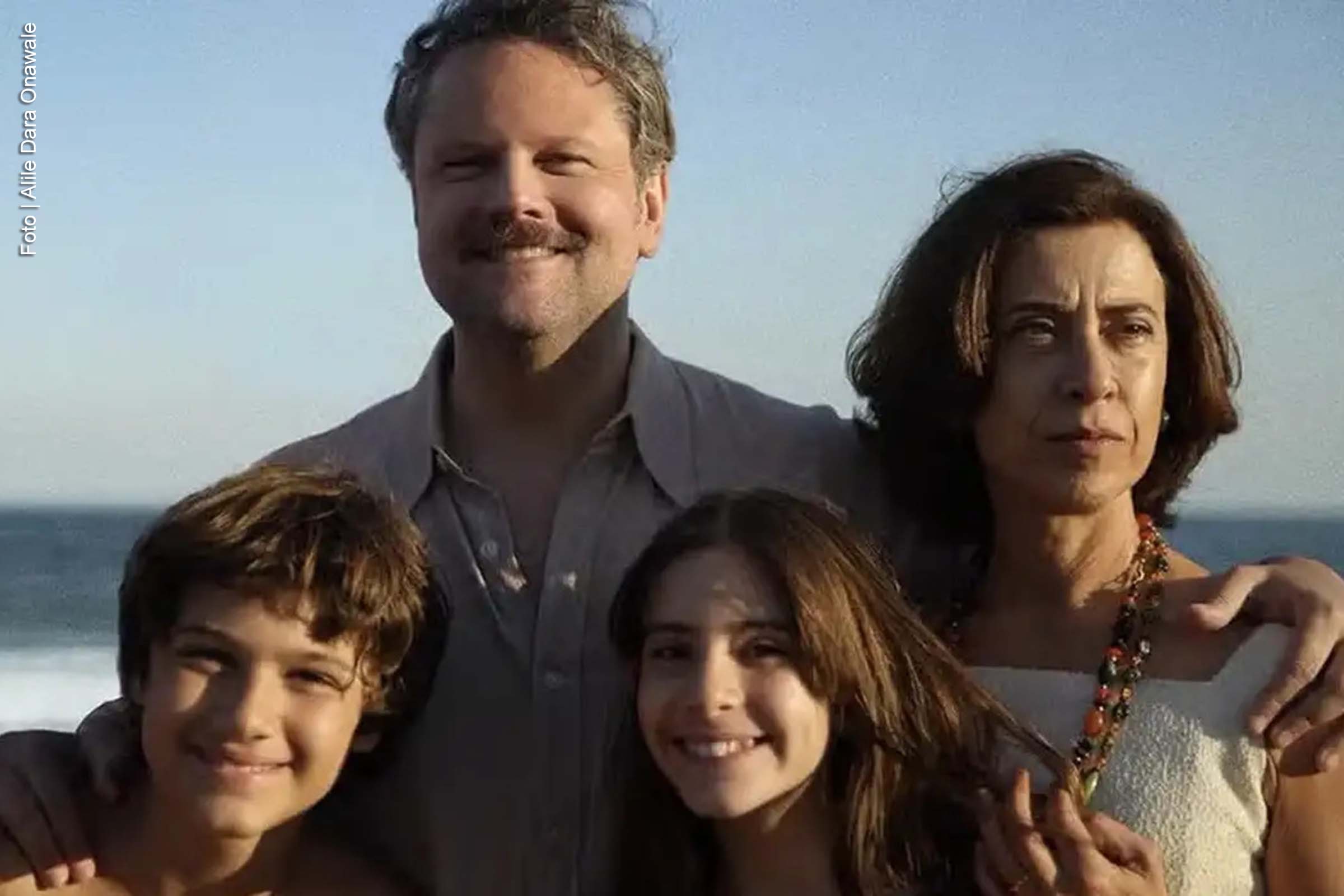 O filme brasileiro "Ainda estou aqui", dirigido por Walter Salles, conquistou três indicações ao Oscar 2025, incluindo a categoria principal de Melhor Filme. A produção foi indicada também a Melhor Filme Estrangeiro e Melhor Atriz, com Fernanda Torres. Esta é a primeira vez que um filme brasileiro concorre ao prêmio de Melhor Filme na história do Oscar. O anúncio foi feito na quinta-feira, 23 de janeiro, confirmando as expectativas.