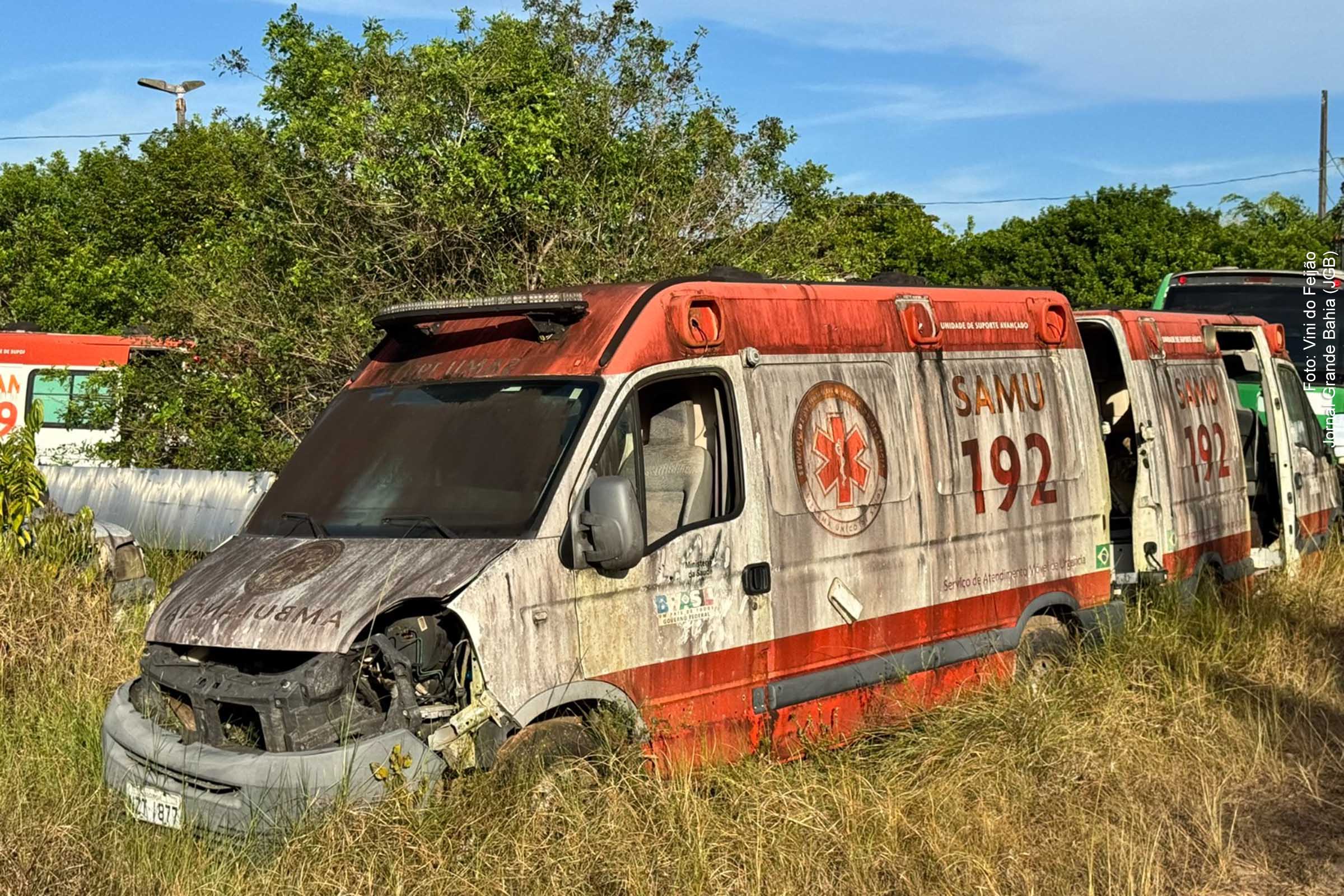 Ambulância do SAMU em estado de abandono, evidenciando a crise na saúde de Camaçari durante gestão de Antônio Elinaldo (União Brasil).