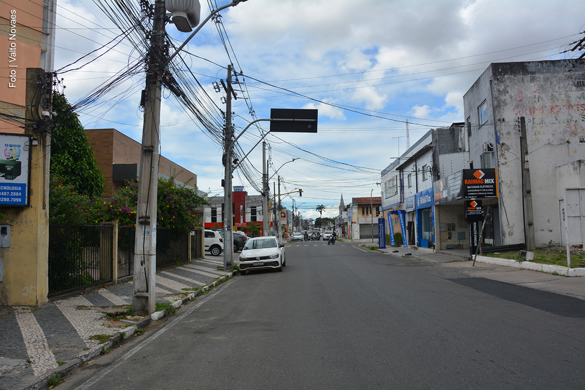 A Avenida Sampaio, conhecida anteriormente como ABC, desempenhou papel importante no desenvolvimento de Feira de Santana. Ao longo dos anos, o logradouro foi se transformando, de uma área residencial para um centro comercial vital. A história do ABC remonta à época de famílias ilustres, escolas tradicionais e uma série de marcos históricos que deram forma ao que hoje é a Avenida Sampaio. A mudança do nome, e a transformação do espaço, refletem as diversas camadas da memória urbana da cidade.