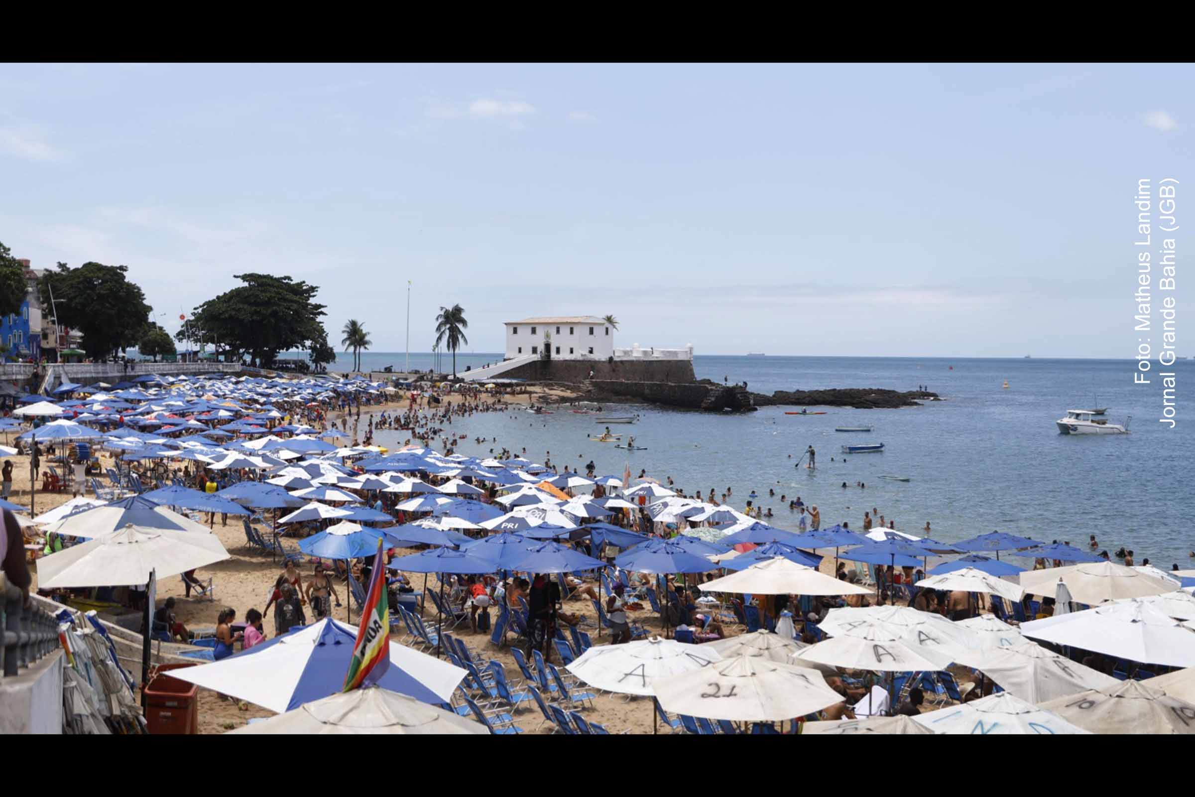 Estudo do Ministério do Turismo aponta que mais de 9 milhões de turistas visitarão o estado durante a alta temporada, injetando R$ 23,7 bilhões na economia baiana.